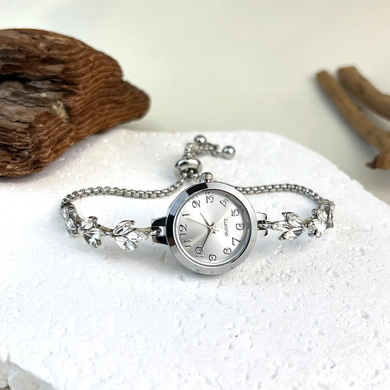 Round alloy case Arabic numeral classic dial leaf-shaped diamond-encrusted