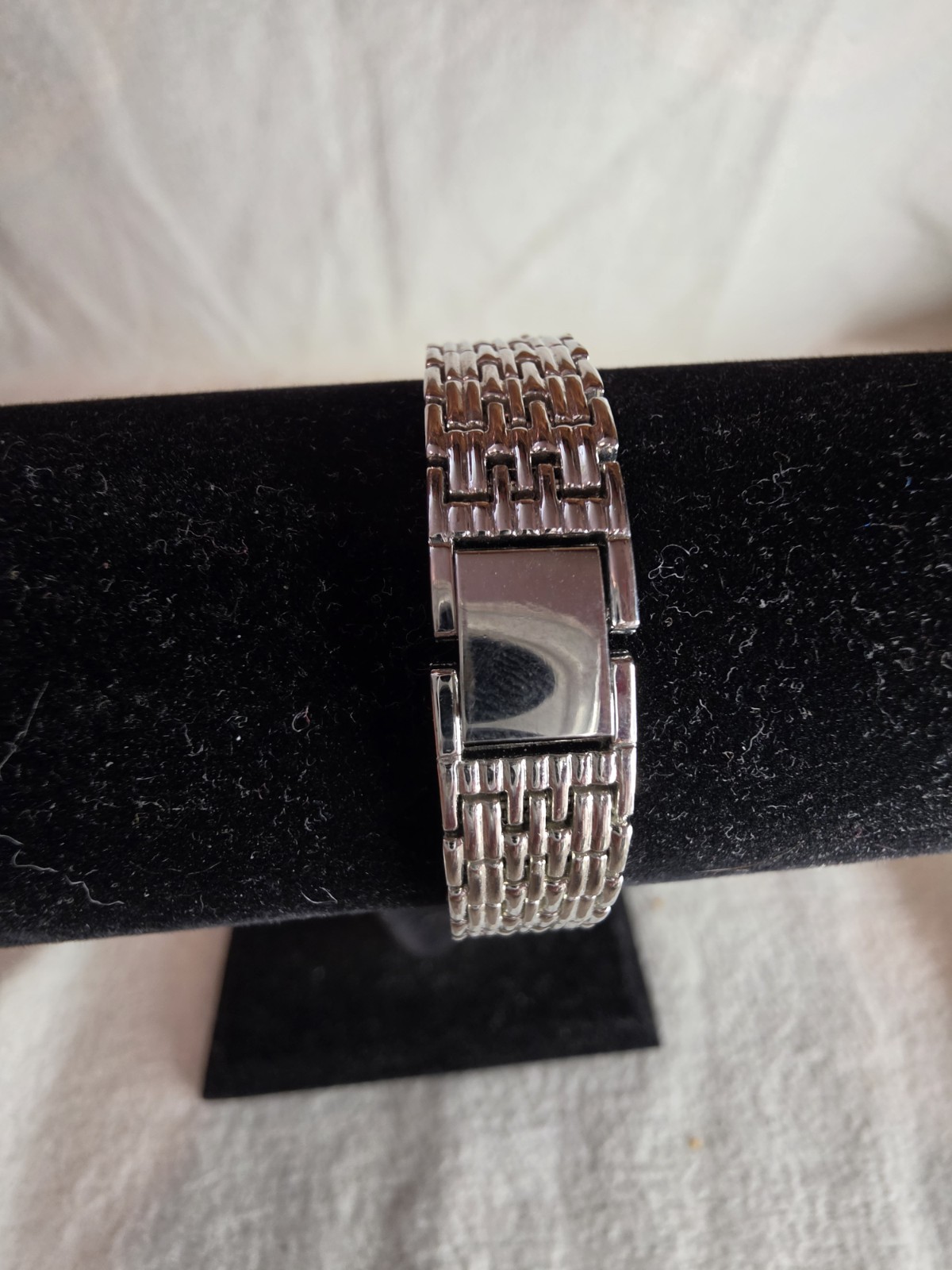​Embassy Pink Ribbon Breast Cancer Awareness Women’s Watch Silver Tone EM3522L