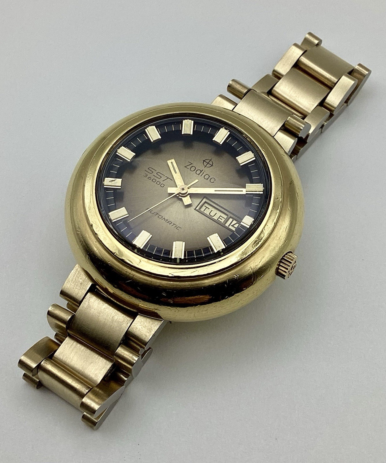 Zodiac Swiss SST 36000 UFO Case Gold G20 Day Date Automatic Keeps Perfect Time