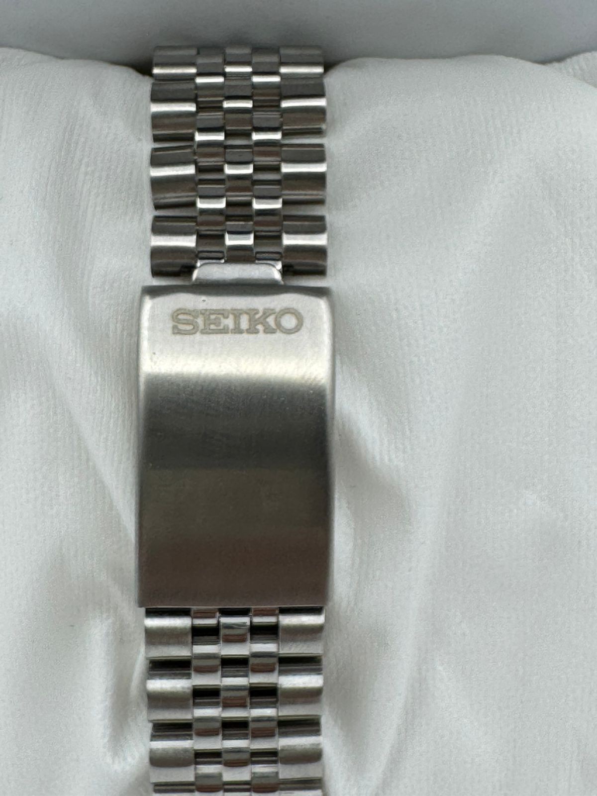 Vintage Seiko 5 Automatic white Racer Dial Wrist Watch For Mens Japan 7s26