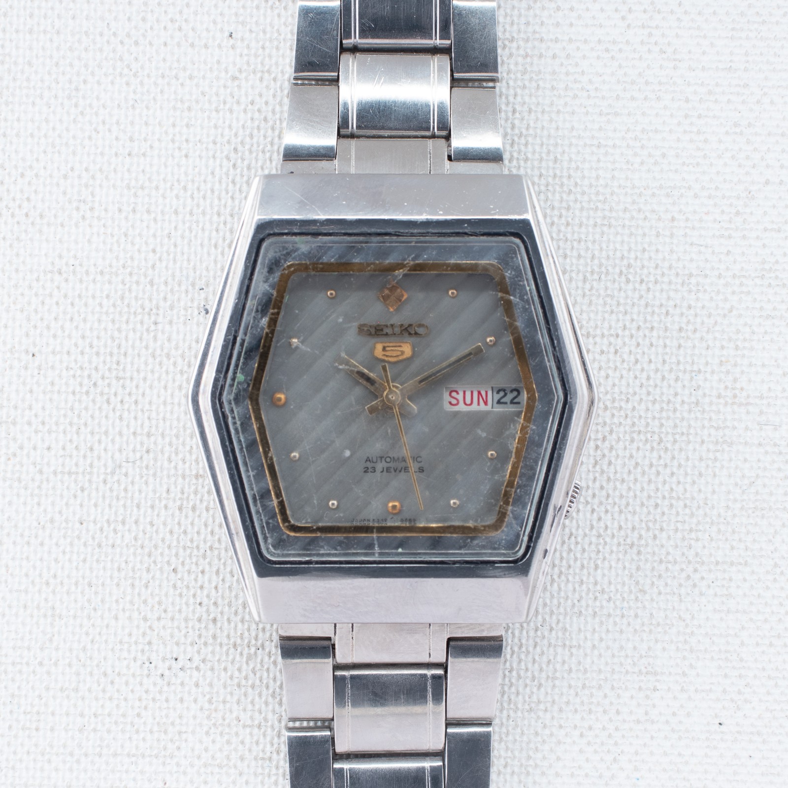 Vintage Seiko 5 Auto 6349-5420 Diagonal Striped Silver Dial Bilingual Day Watch