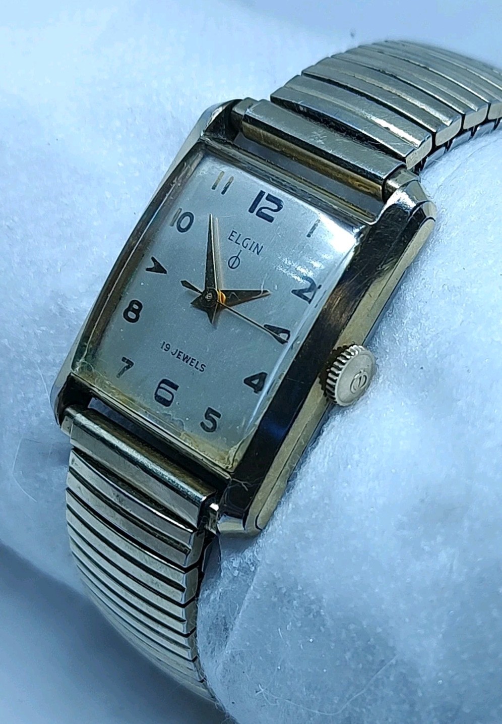 1944 Elgin 19j Rectangle Case Mens Wristwatch – Good Working Condition!