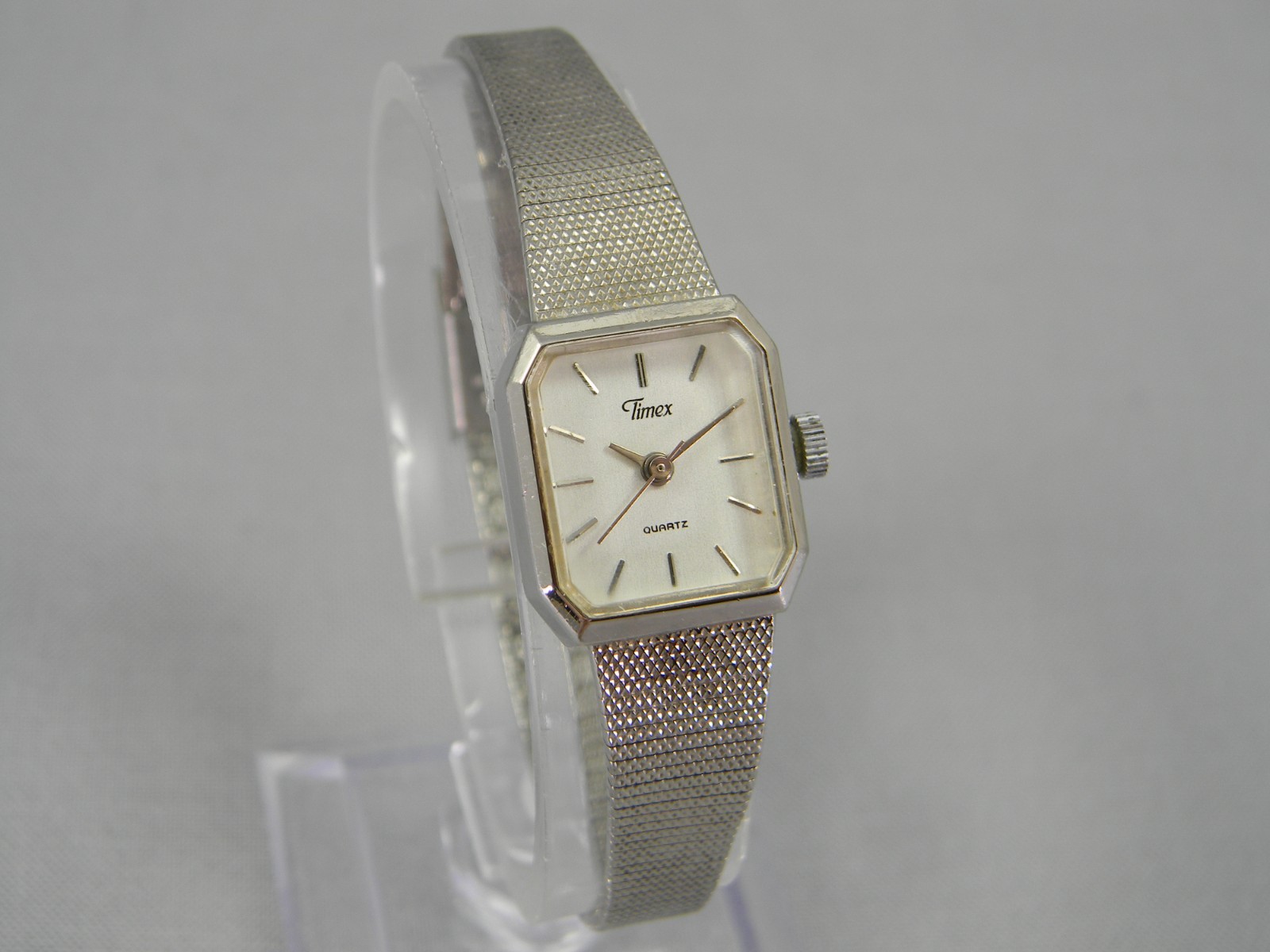 Vintage Timex Watch Women Dainty 16mm Adjustable Band New Battery 5″ to 6.5″