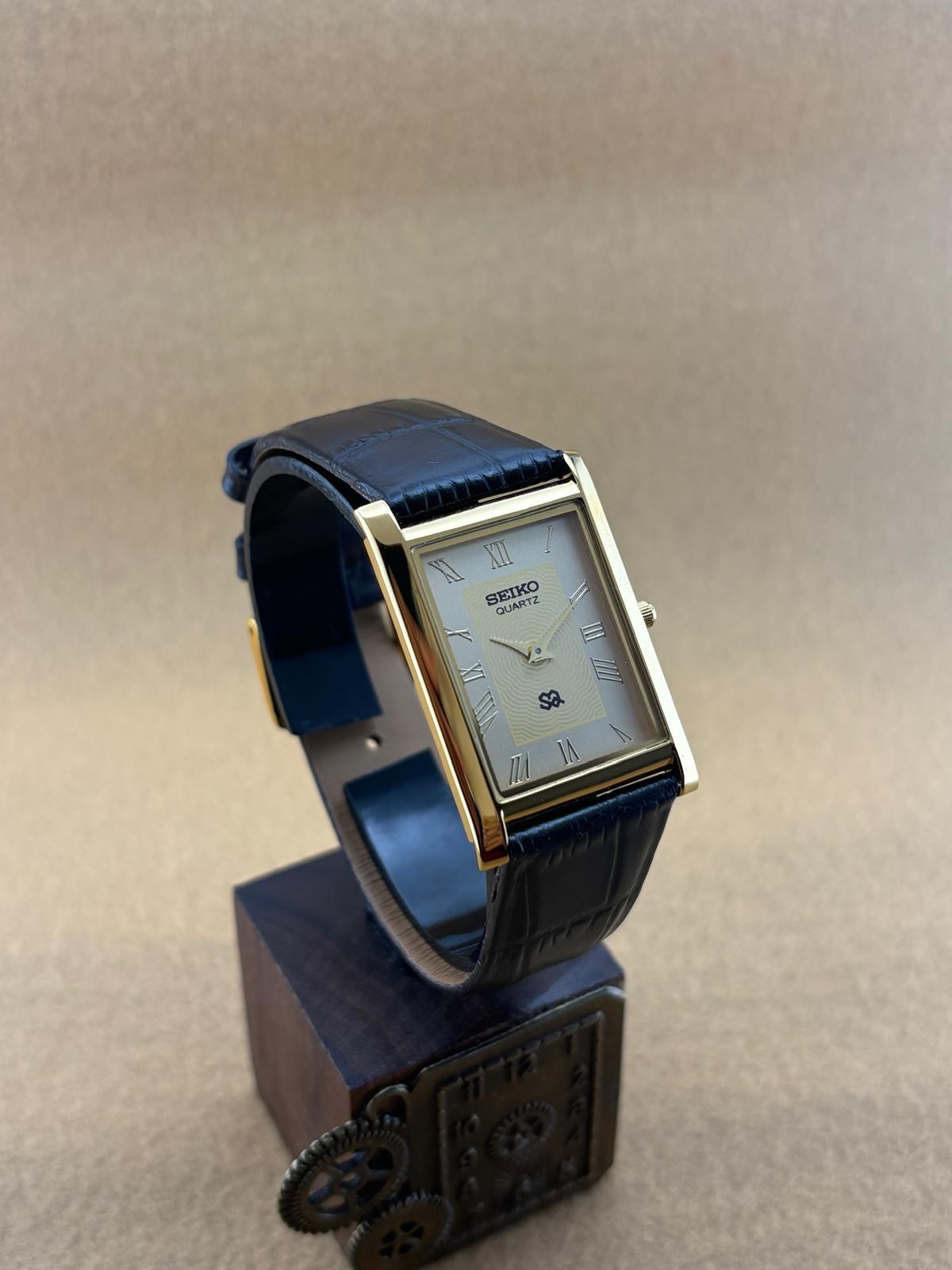 GOLD DIAL-Vintage Seiko Slim Quartz Men’s Wristwatch-dark brown strap