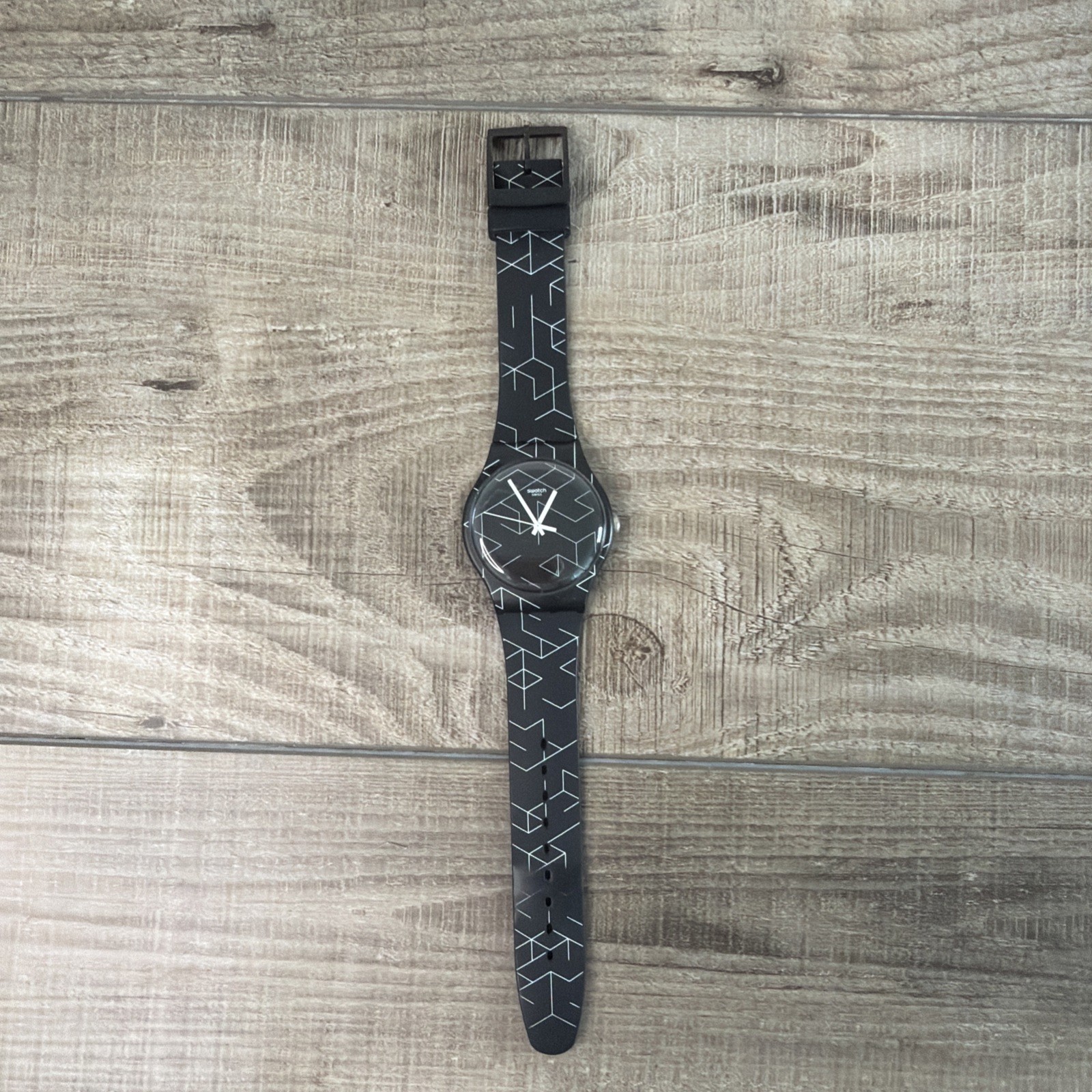 Swatch CNOSSO (SUOB161) Black Watch with a White Geometric Pattern