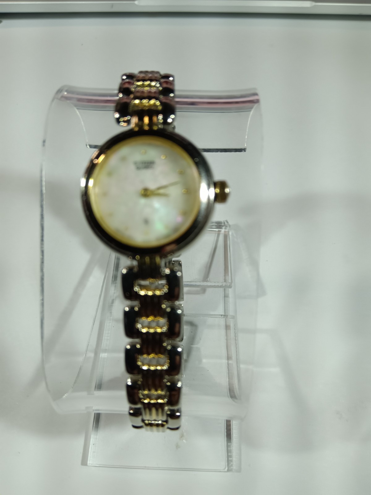 Ladies’ Citizen CQ Quartz Dress Watch / Iridescent Mother-of-Pearl Dial
