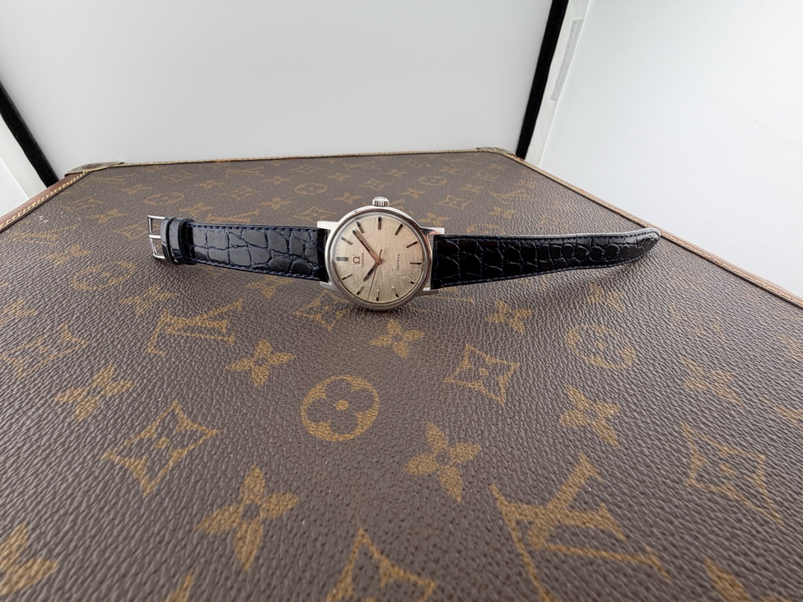 Omega Geneva Caliber 601 Stainless Steel Case Rare Dial Tapestry Swiss Made