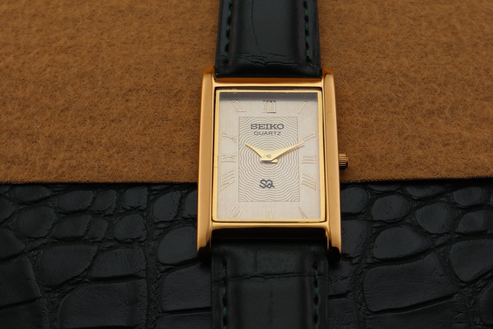 Vintage Seiko Slim Quartz Men’s Wrist Watch Gold Dial with Green Strap.