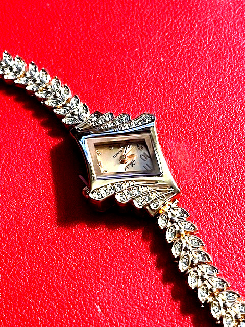 New Womens Petite Dia/Gold Classy, Nice pretty girl timepiece.New battery..LOOK