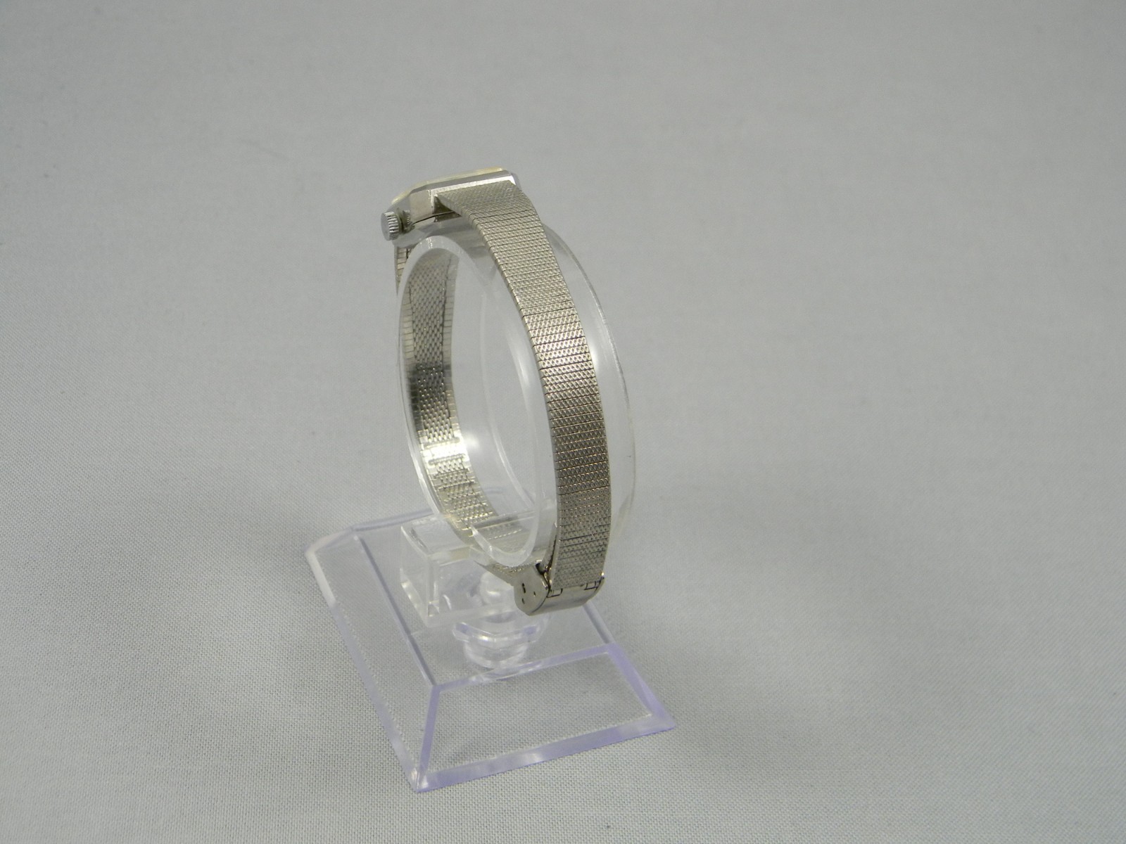 Vintage Timex Watch Women Dainty 16mm Adjustable Band New Battery 5″ to 6.5″