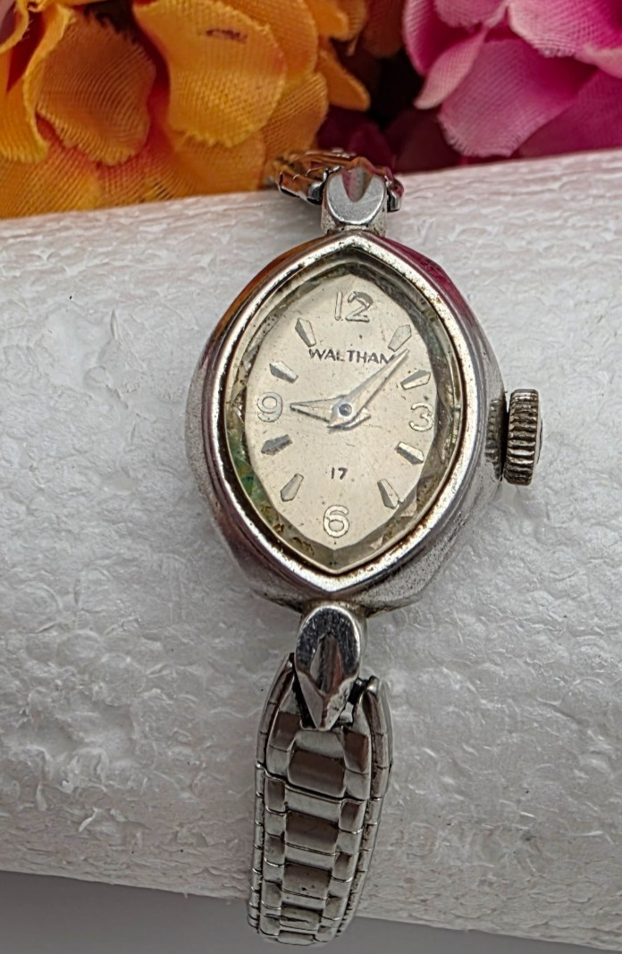Vintage Waltham Ladies Watch 16mm Oval 17 Jewels Manual White Dial Silver Tone