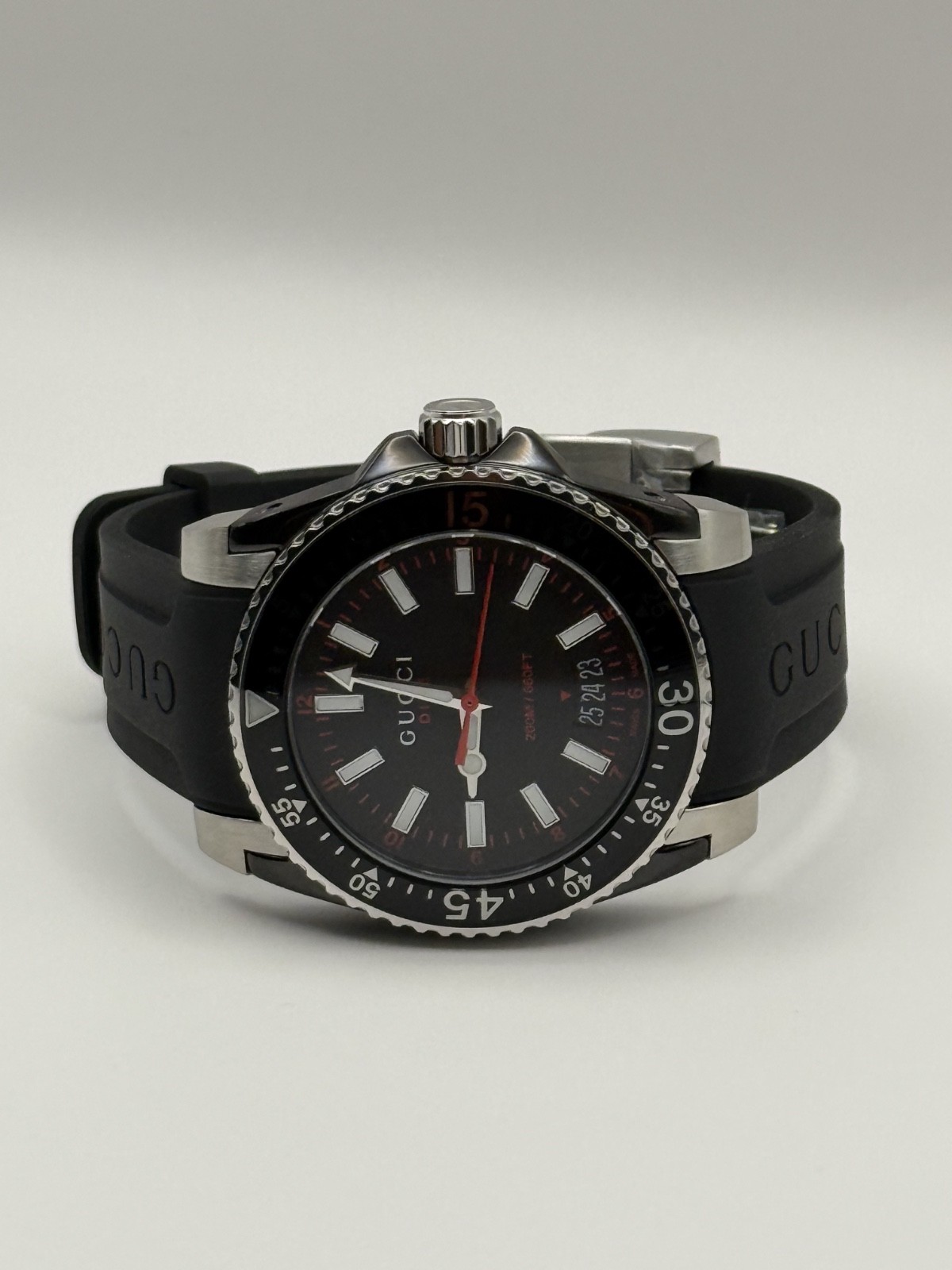 Gucci Dive Quartz Black Dial Black Rubber Strap 40 MM. Watch YA136303