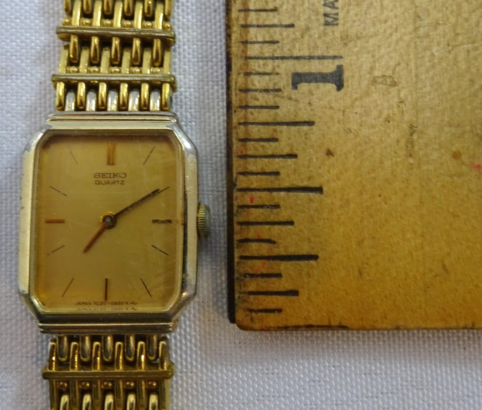 VINTAGE SEIKO LADIES QUARTZ 16mm WRIST WATCH ON 12mm BAND GOLD TONE 2C20-0920 R