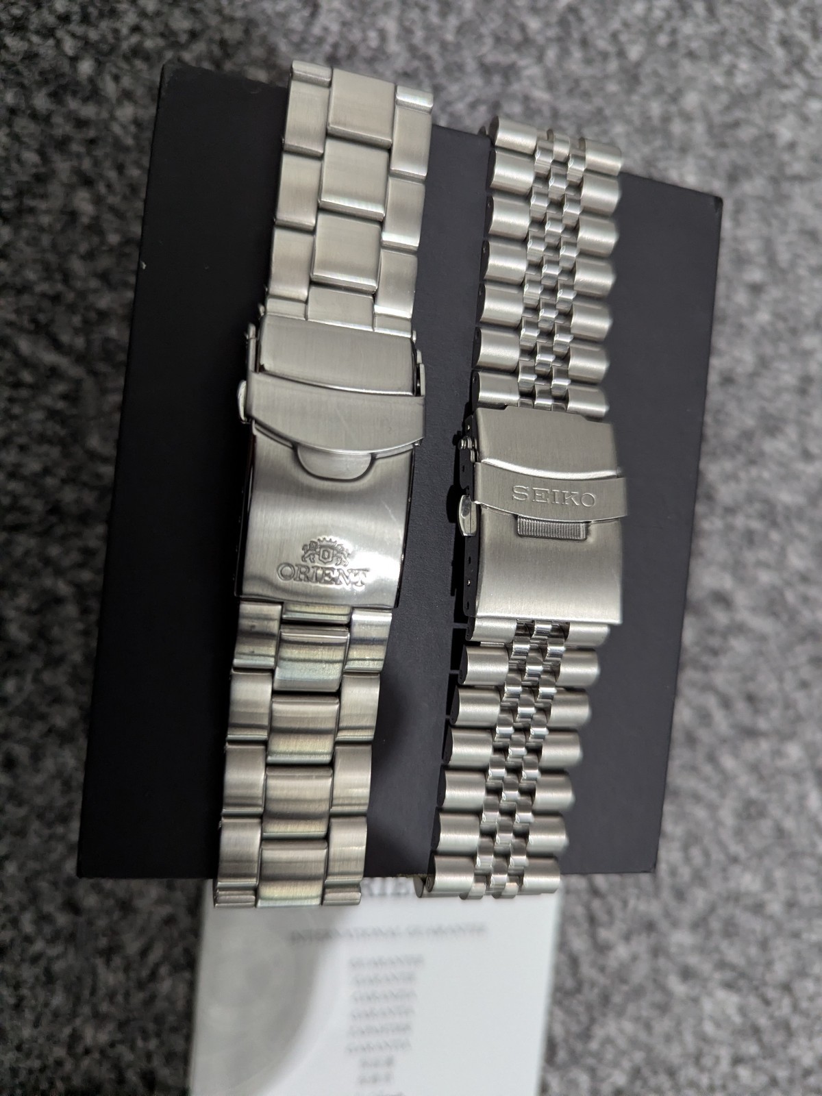 Orient Kamasu Sunburst Red Sapphire Glass Dial – 2 x Stainless Steel Bracelets