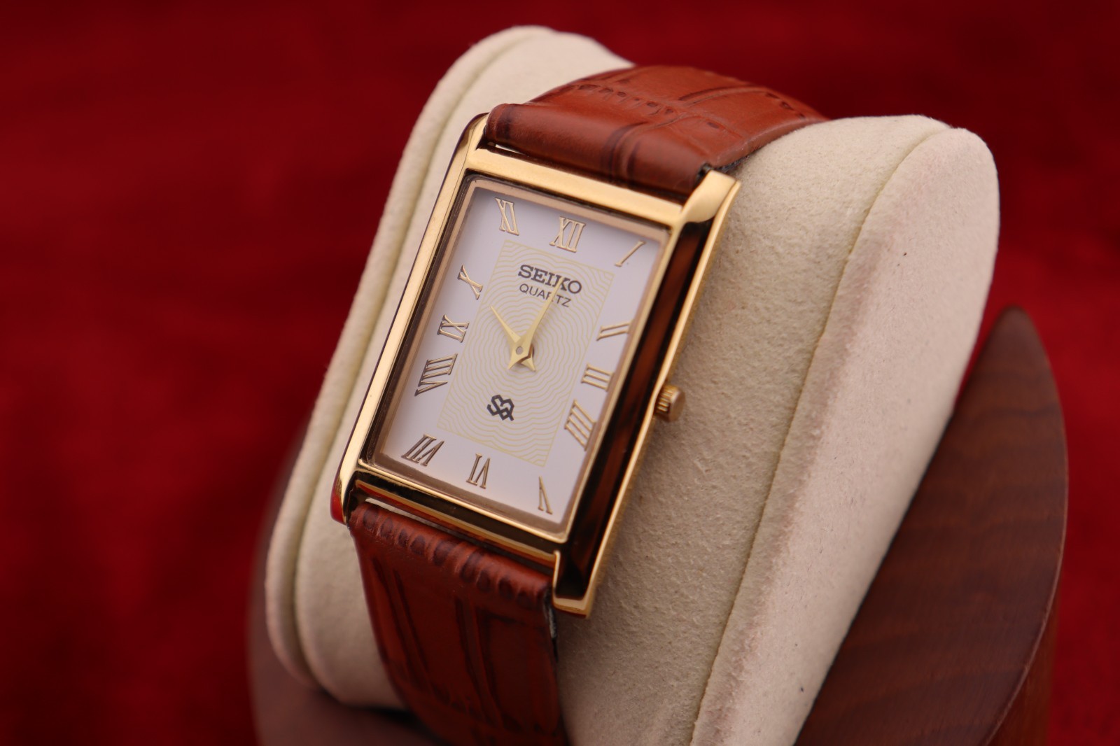 ⌚✨ Vintage Seiko Slim Quartz Gentlemen’s White Dial ,Light Brown Dress Watch