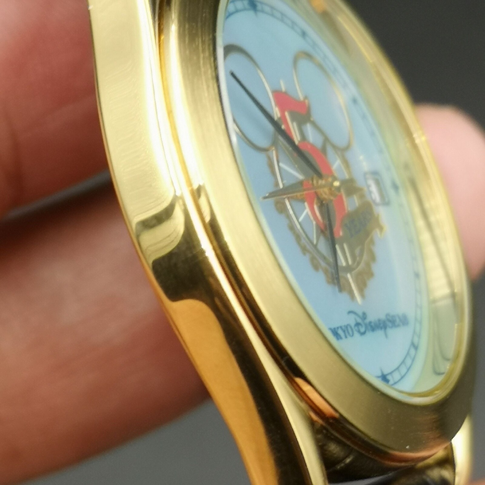 Nice Tokyo Disney Sea 5 years men’s Quartz watch. Come with original box.