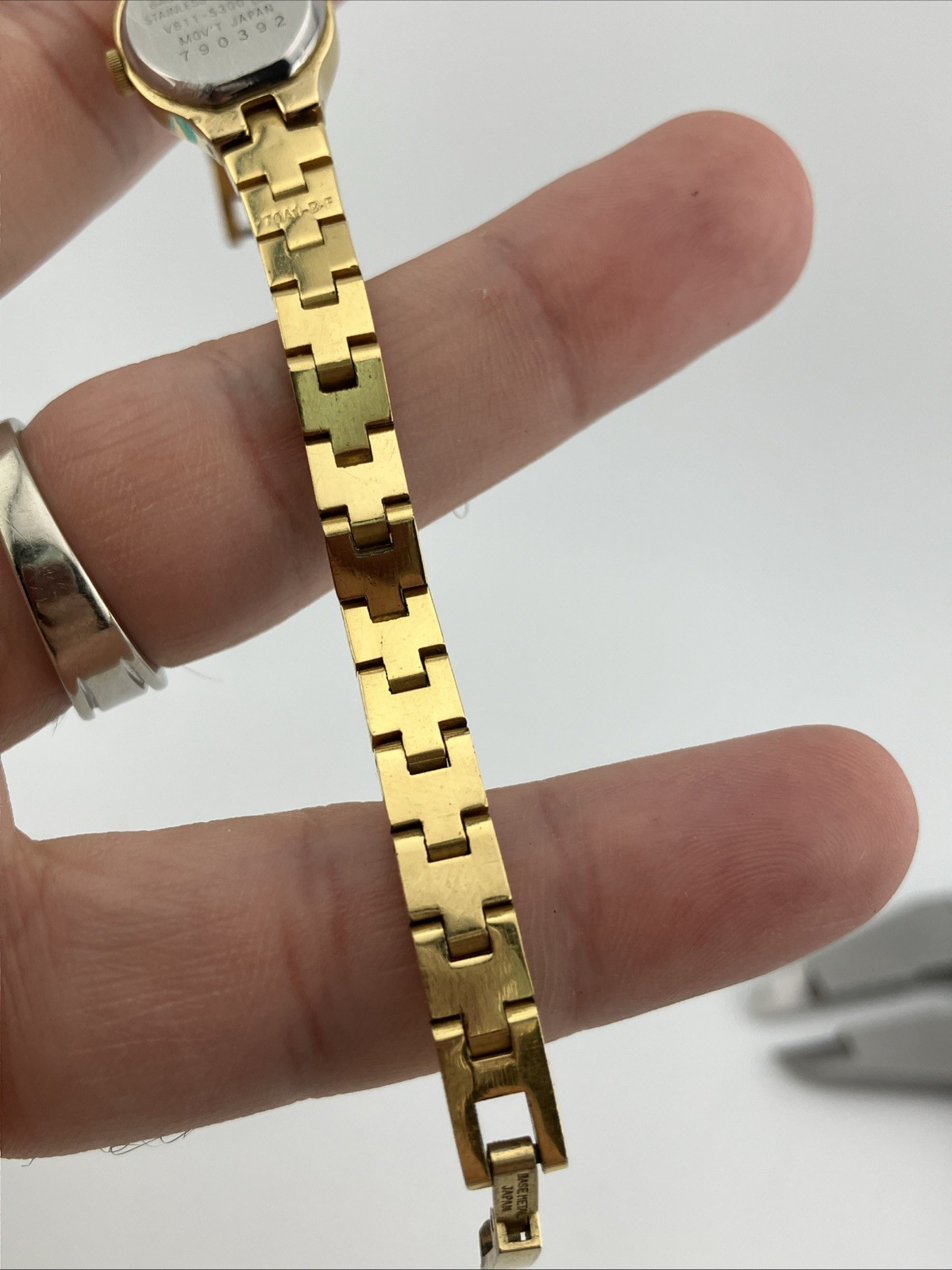 Vtg Pulsar Ladies 16mm Dainty Watch Gold Tone White Dial 6.25″ V811-5300 -RUNS