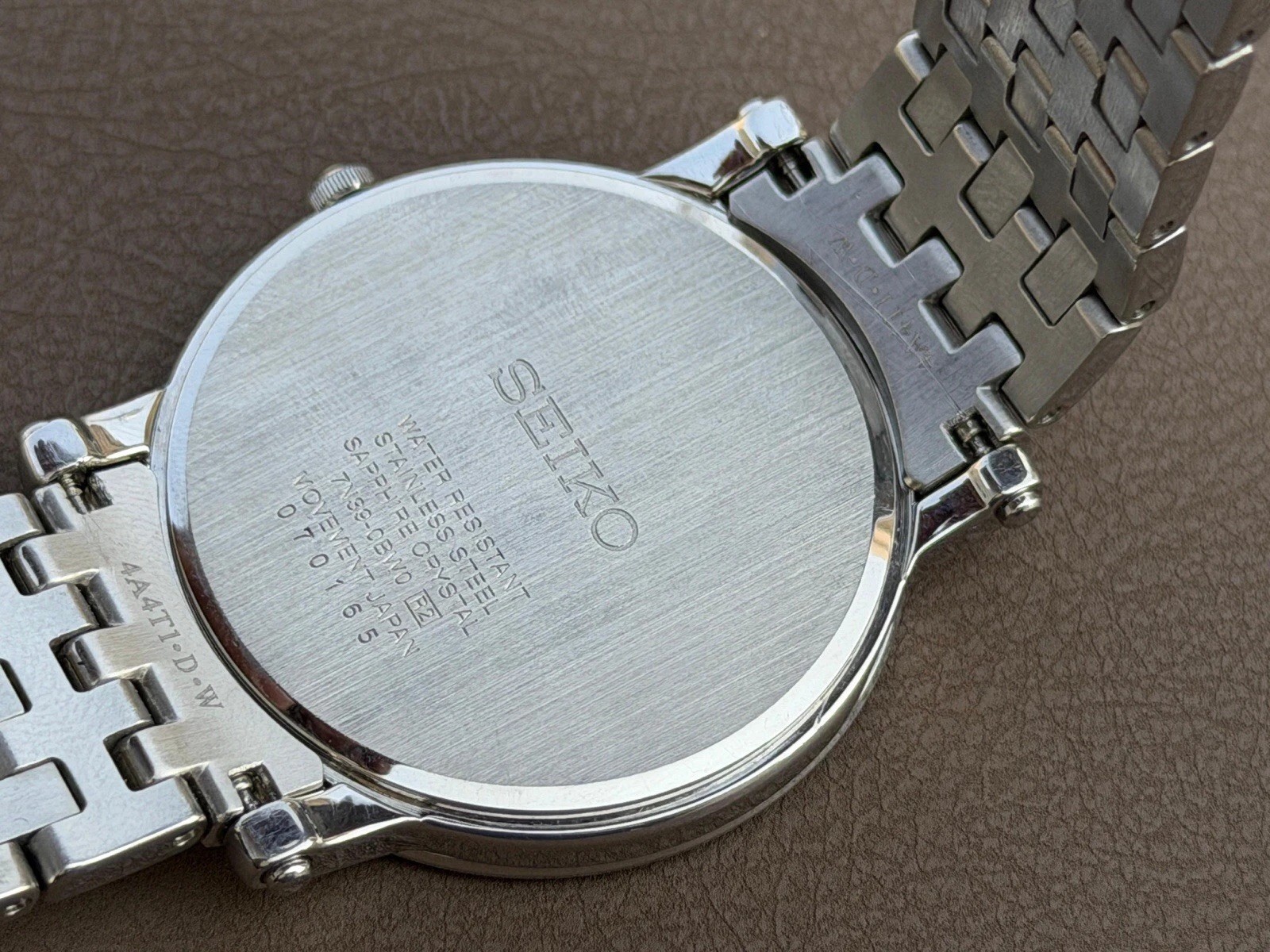 Vintage Seiko Quartz Wristwatch — Silver Case, Roman Numerals, Black Dial S-131
