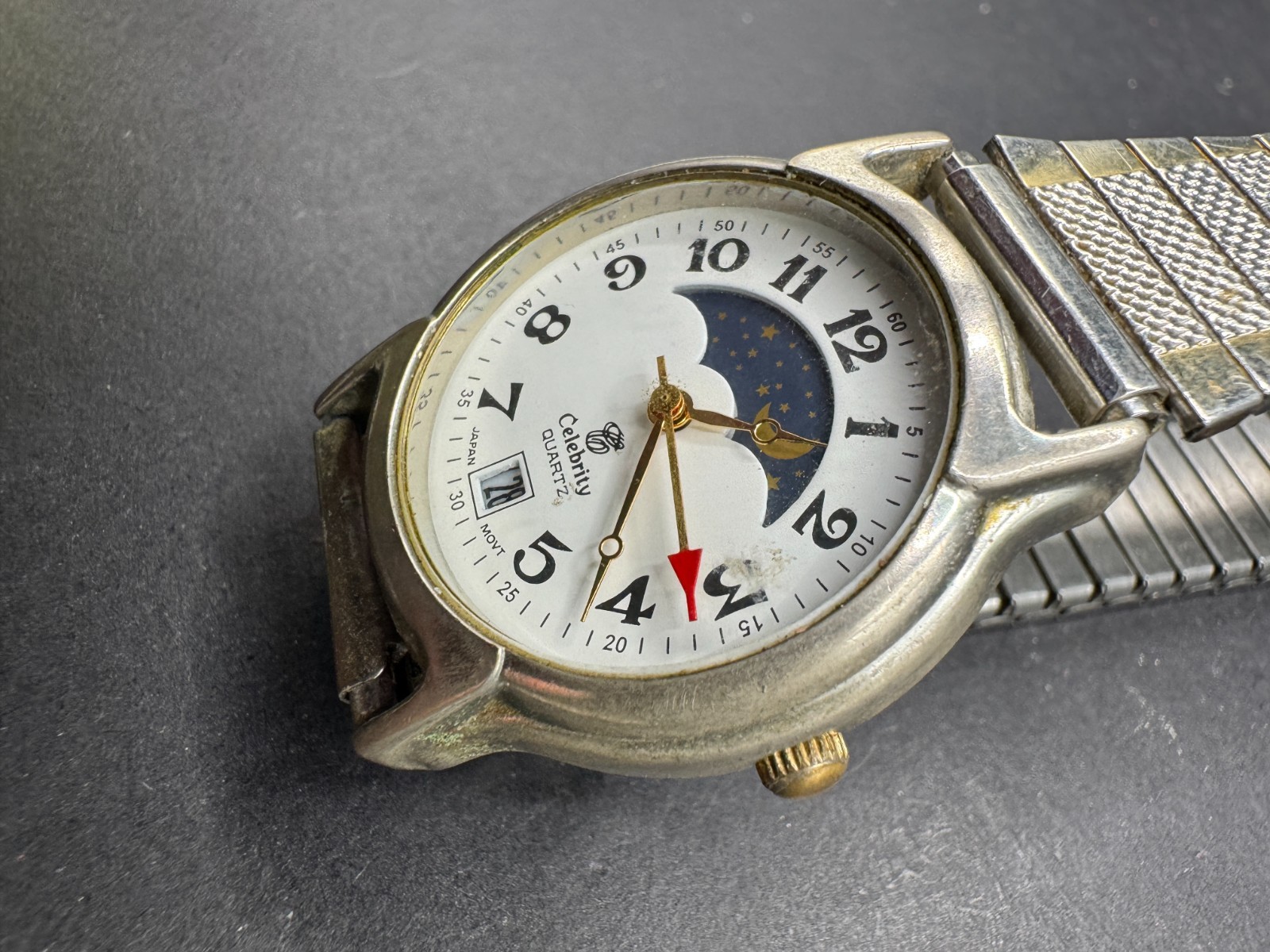 Vintage Celebrity Quartz Moonphase Date Watch Silver Tone Stretch Band 33.4MM