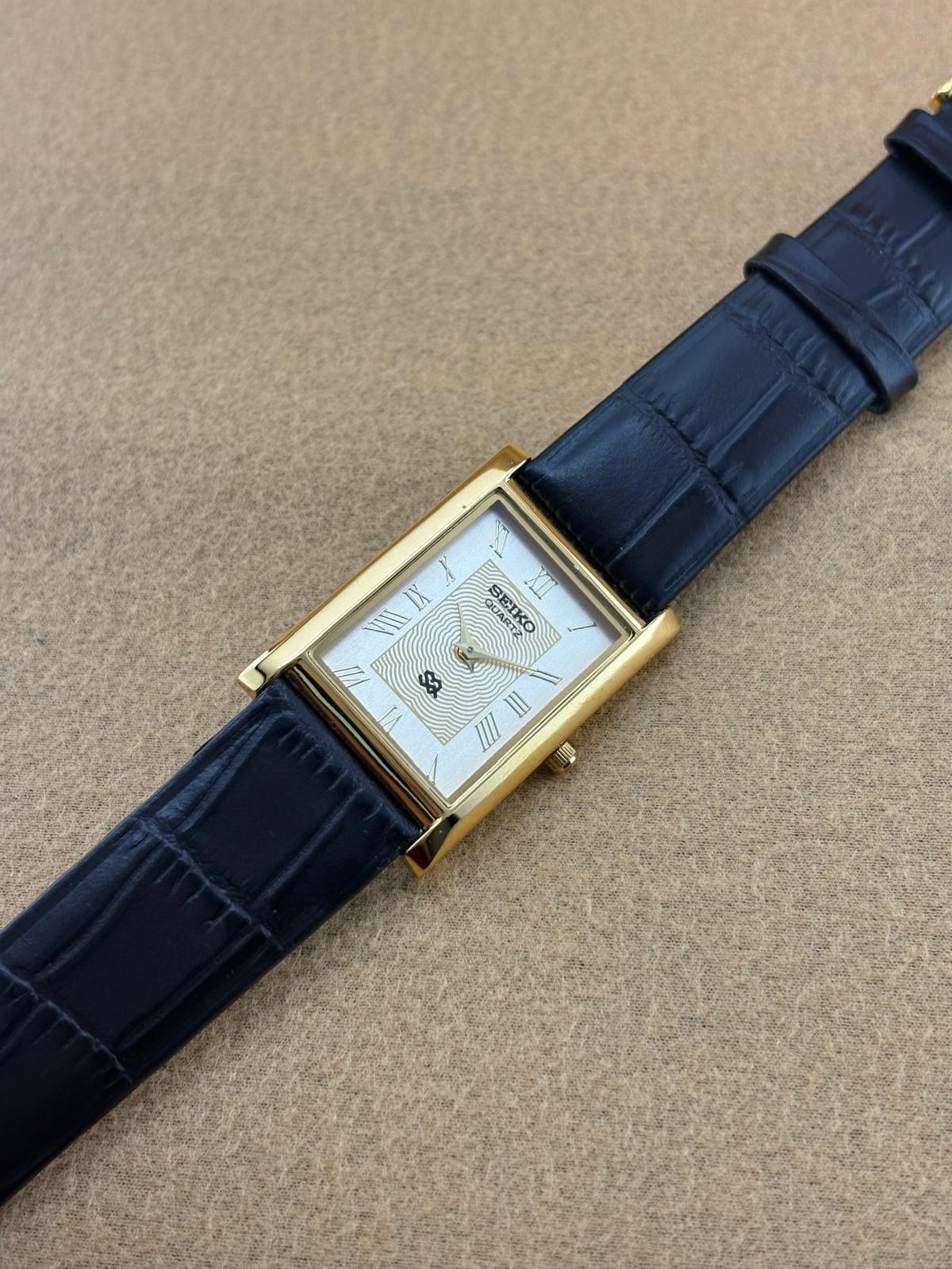 GOLD DIAL-Vintage Seiko Slim Quartz Men’s Wristwatch-dark brown strap