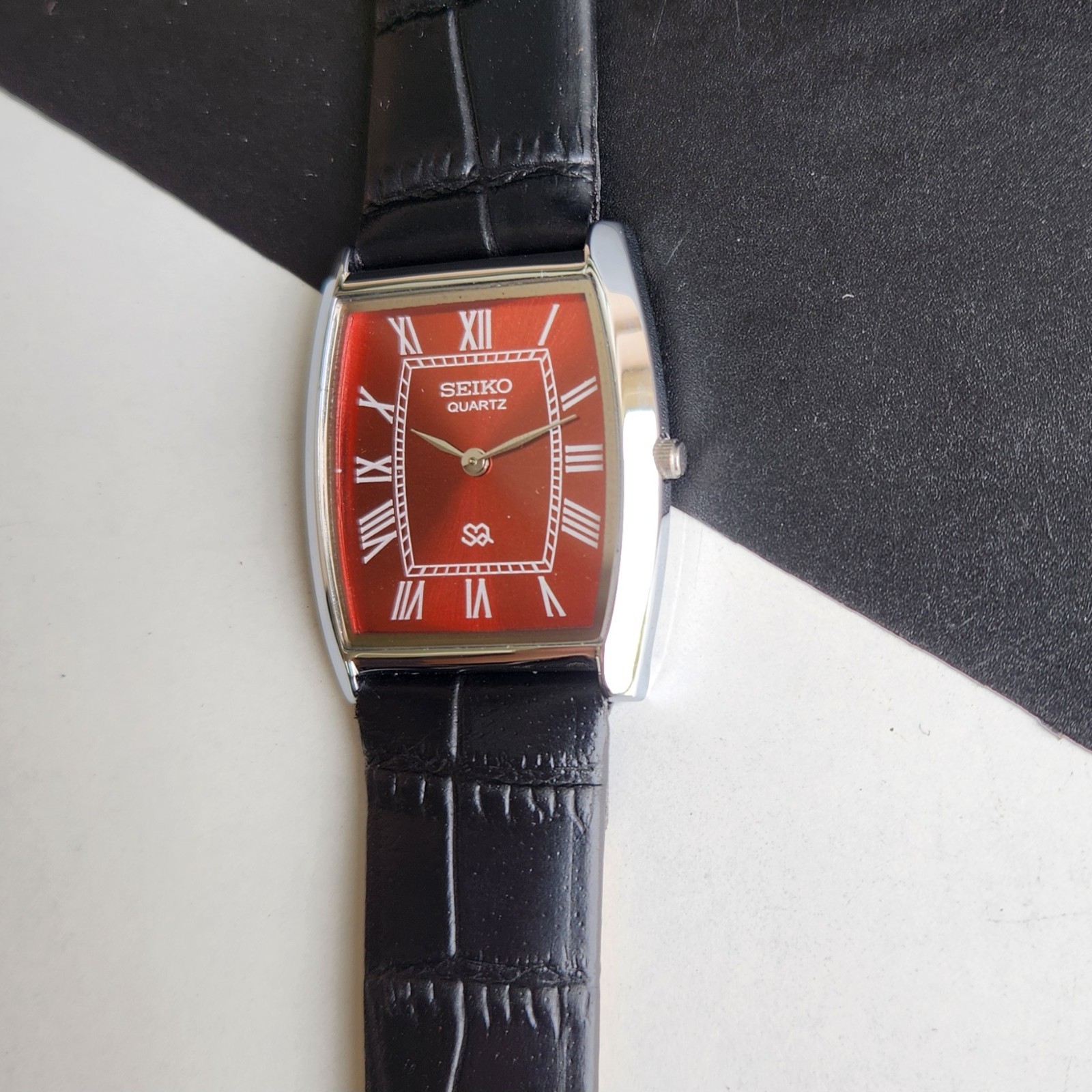 Vintage Seiko Slim Quartz Red Face Curve Silver Japanese 30MM Men’s Watch A59