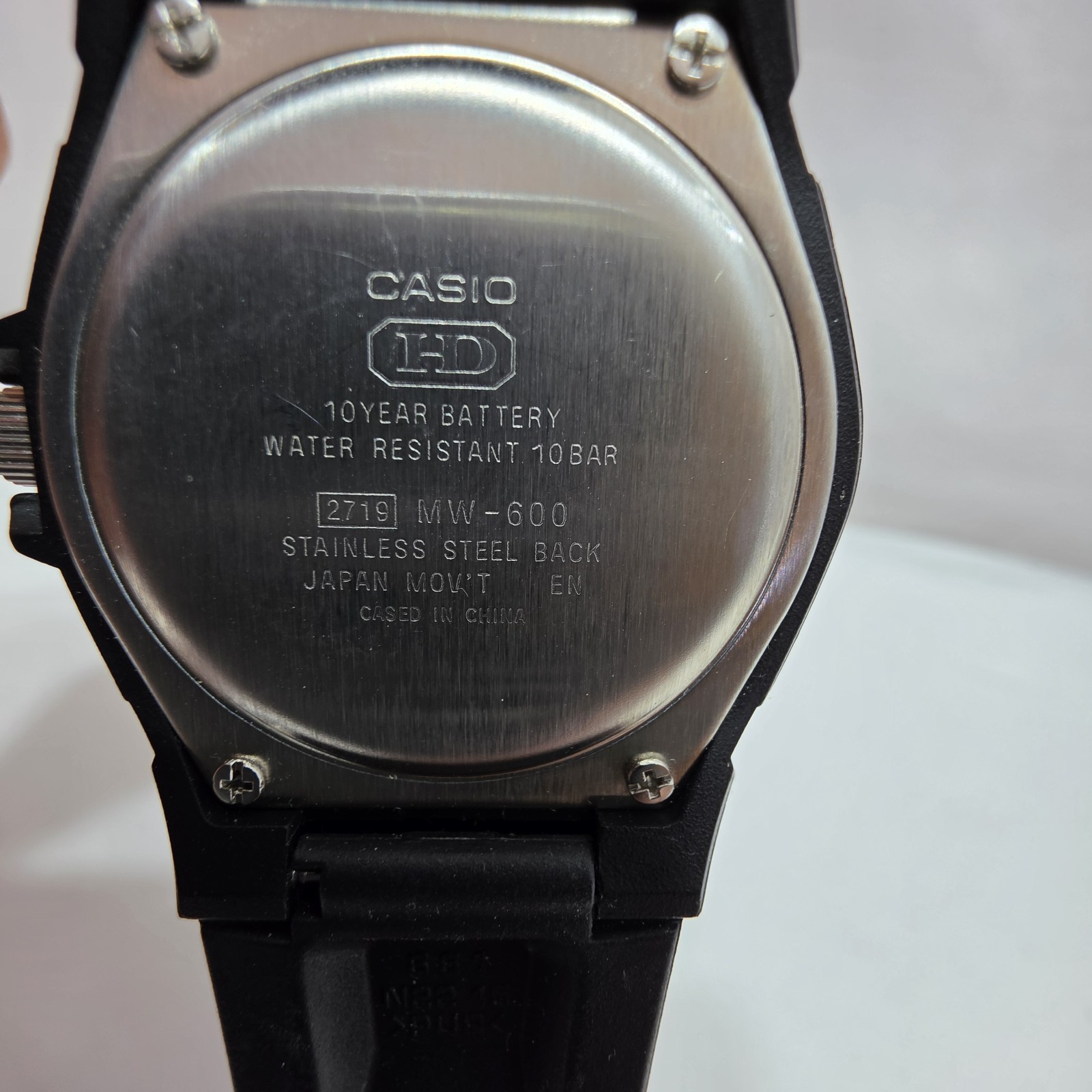 MENS CASIO 2719 – MW-600 W.R. 10 BAR RED DIAL QUARTZ WRIST WATCH