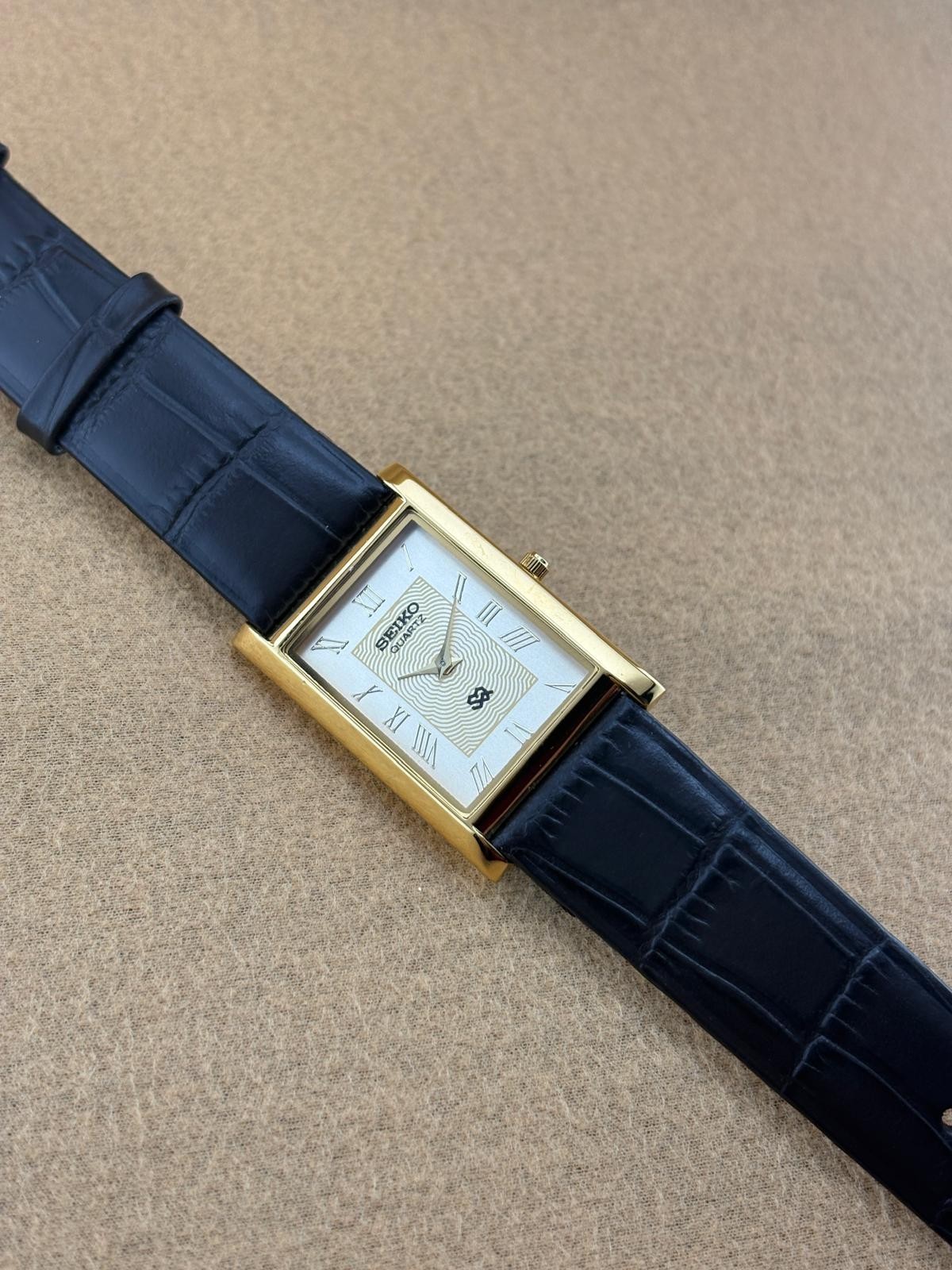 GOLD DIAL-Vintage Seiko Slim Quartz Men’s Wristwatch-dark brown strap