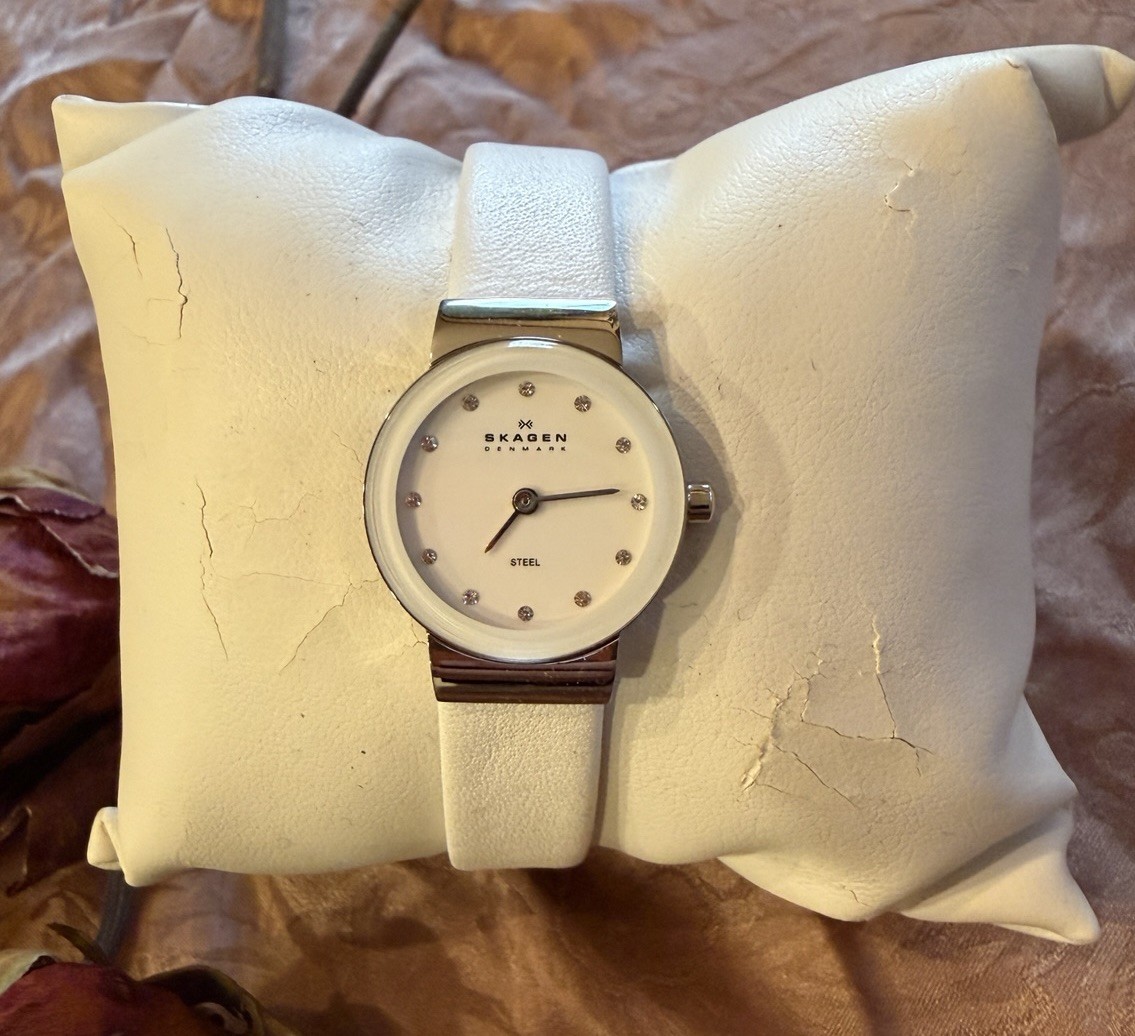 Skagen Women’s Quartz Analog Watch White Leather Strap Silver Case Box/Manual