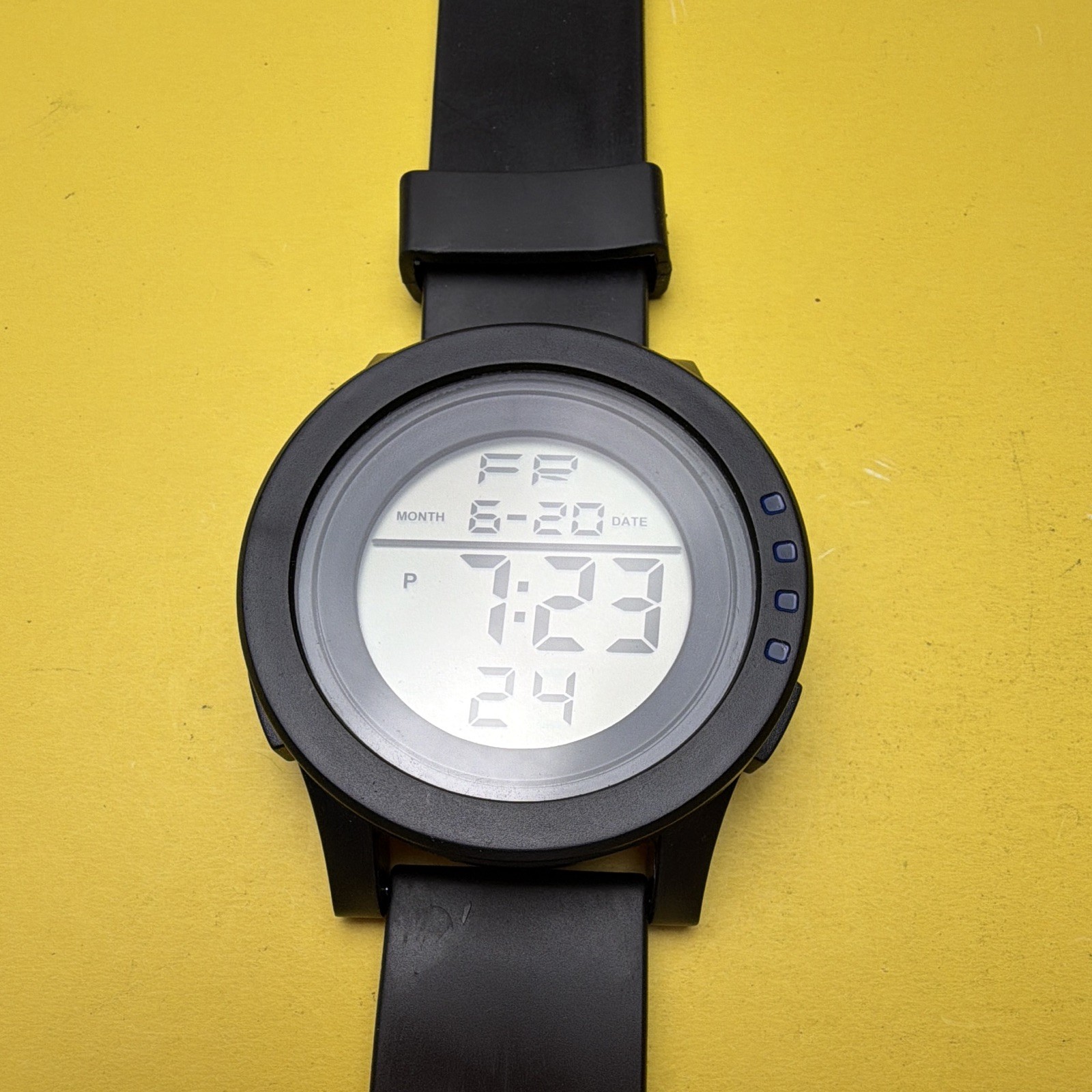Digital Round Sports Wristwatch Gray Dial Black Plastic Case Rubber Strap Date