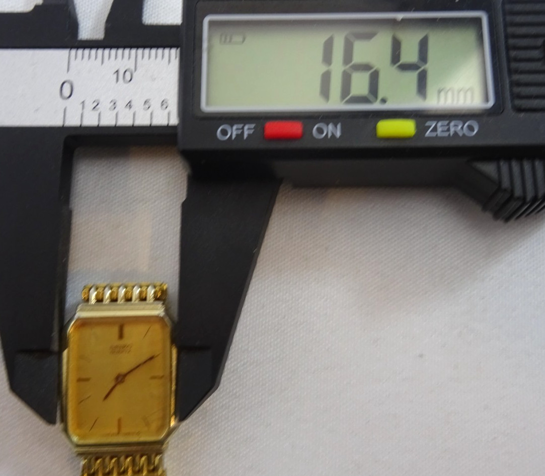 VINTAGE SEIKO LADIES QUARTZ 16mm WRIST WATCH ON 12mm BAND GOLD TONE 2C20-0920 R