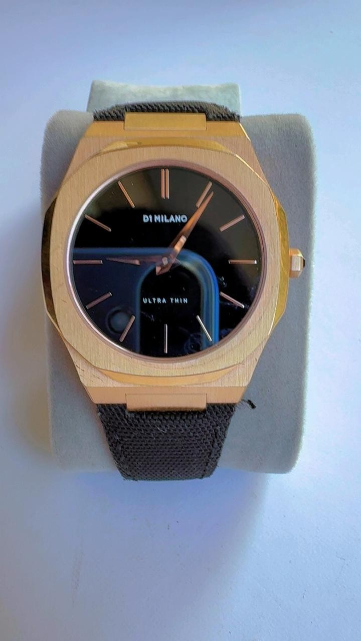 “D1 Milano Ultra Thin Wristwatch Rose Gold Case Black Dial Flawless Condition