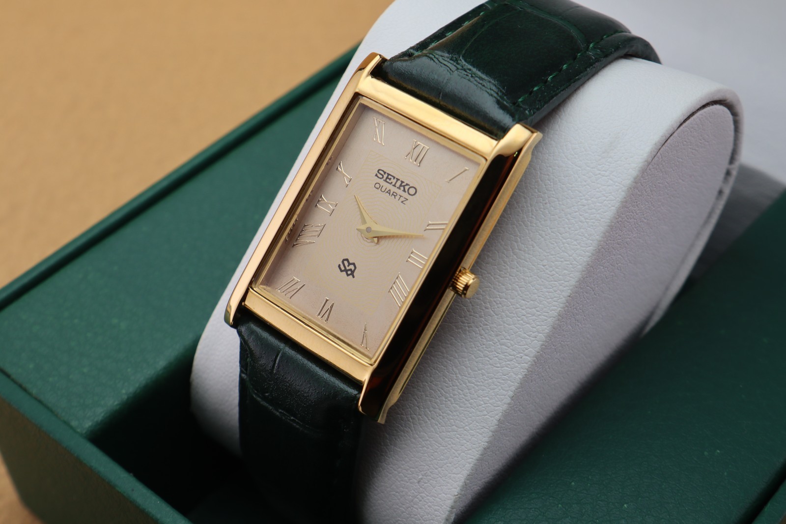 Vintage Seiko Slim Quartz Men’s Wrist Watch Gold Dial with Green Strap.