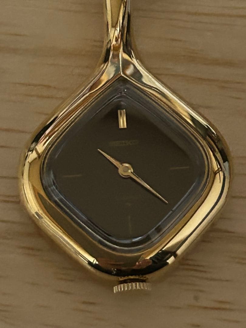 Seiko hand-wound pendant watch, 17 jewels, working condition.