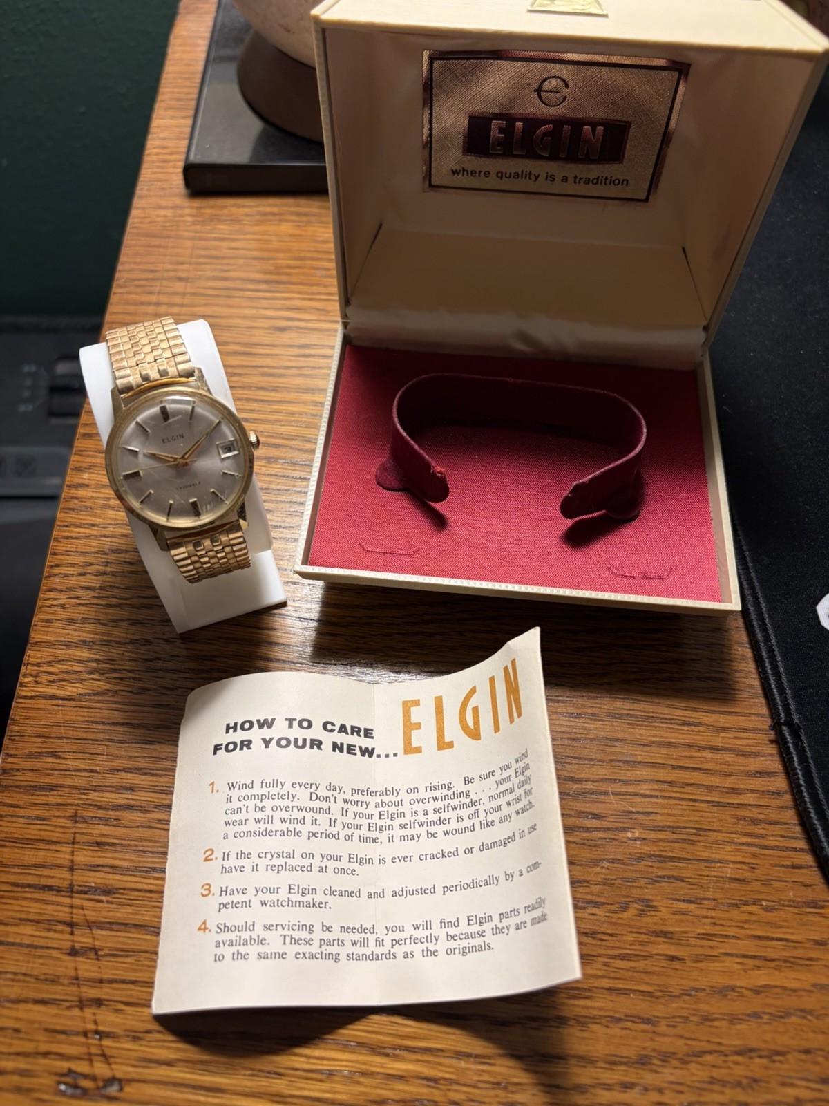 Elgin Vintage Men’s Automatic Date Watch Silver Dial Gold Bracelet 39mm