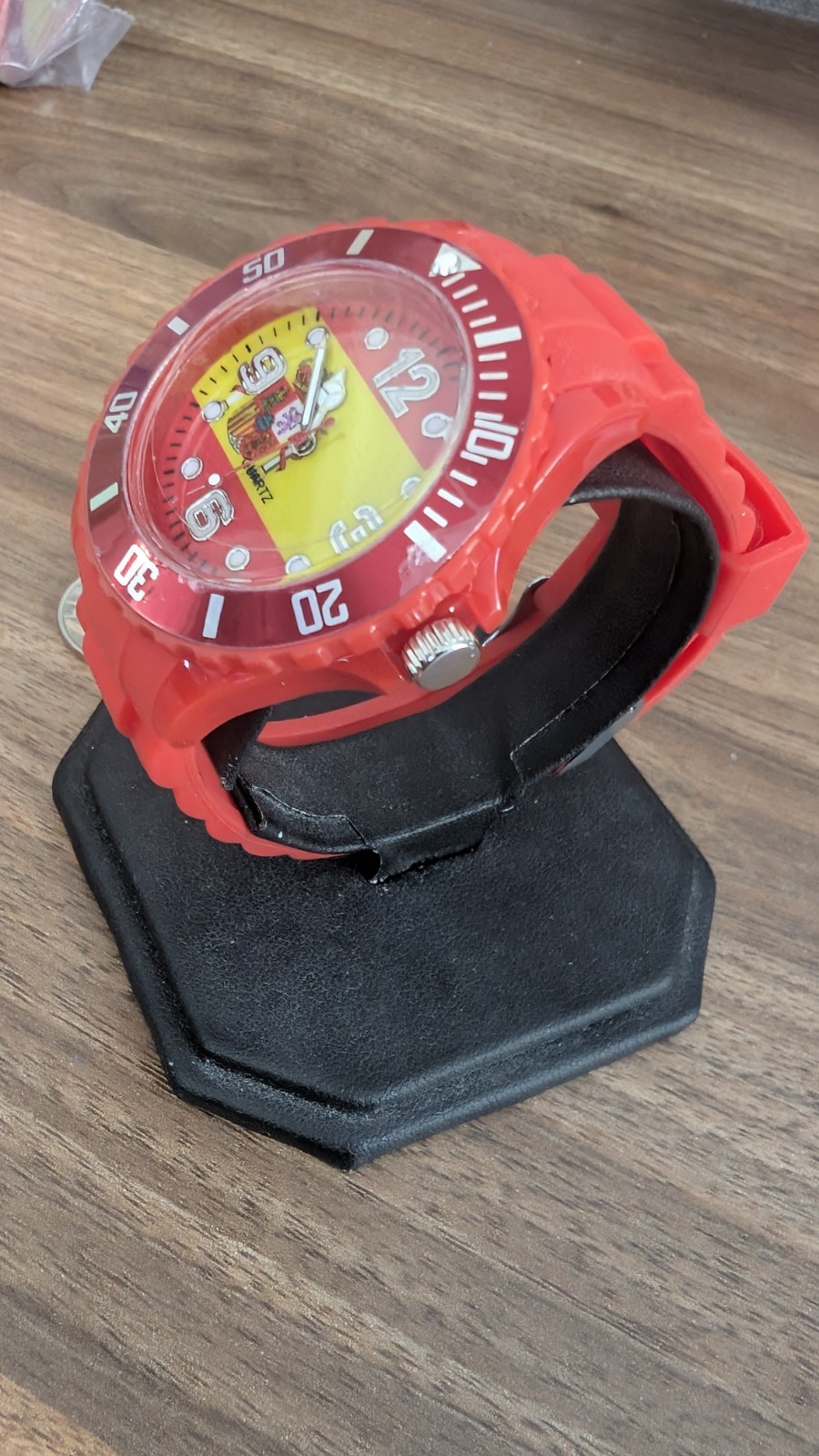 Red Spain Flag Quartz Watch – Sport Style, Rotating Bezel, Silicone Band