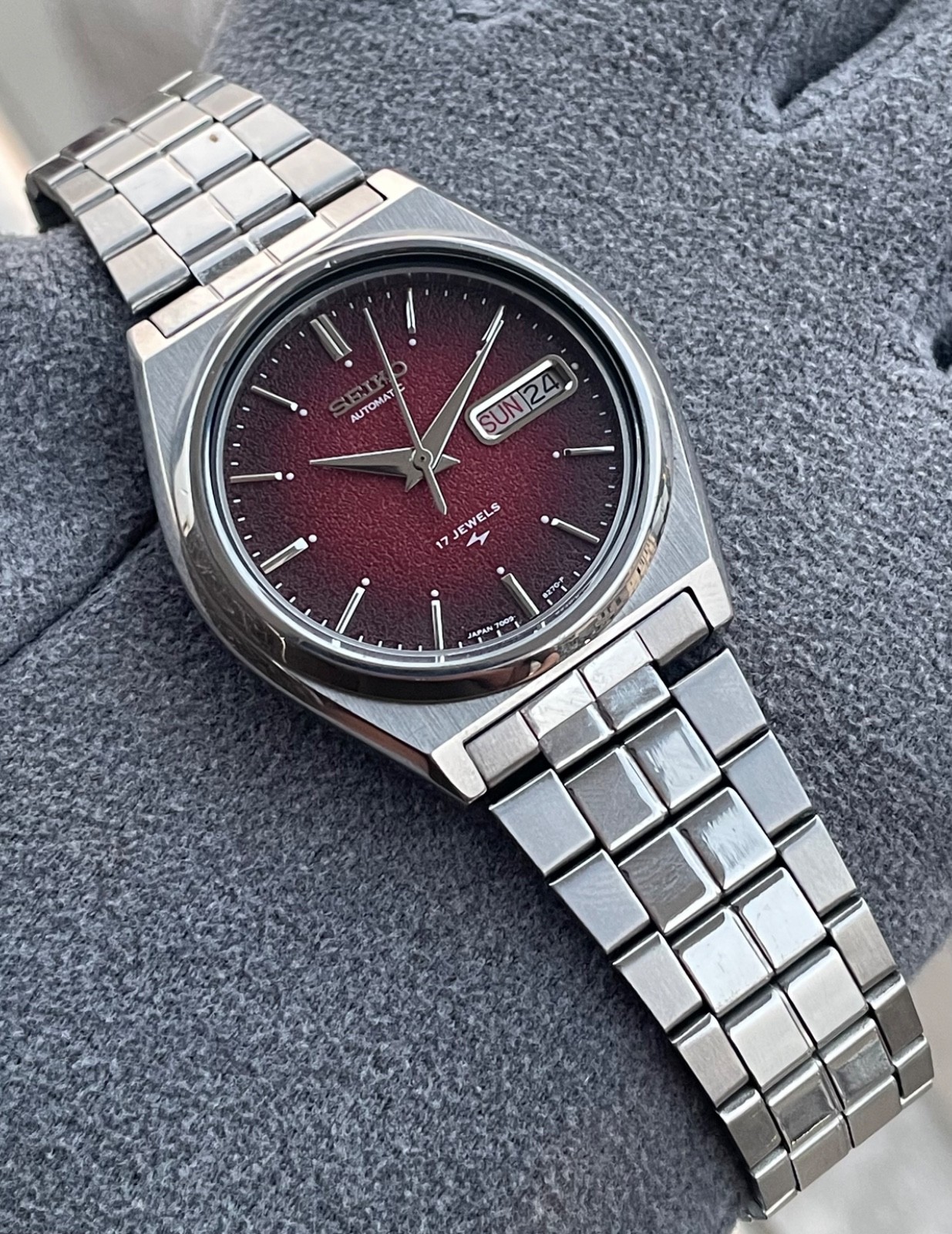 Rare Seiko 5 Red Texture Dial Cal 7009 17 Jewels Wrist Watch Mens Japan
