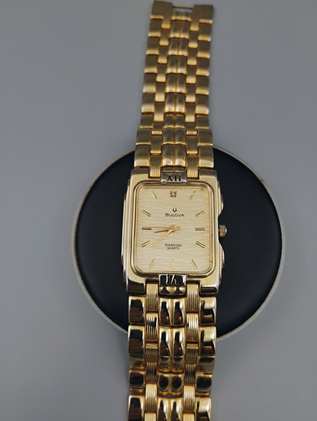 Stunning Vintage Bulova Diamond Quartz Running Mens Watch 3063-5020 AO 18k Gold