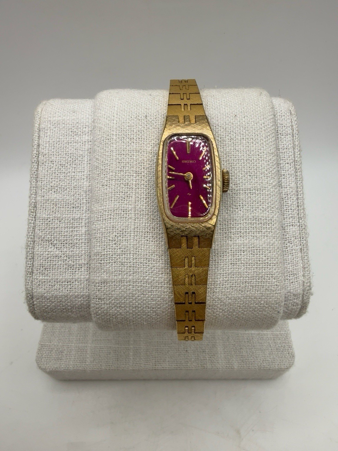 Vintage Seiko 1520-3629 Ladies Manual Wind Watch Burgundy Dial Gold Tone Running