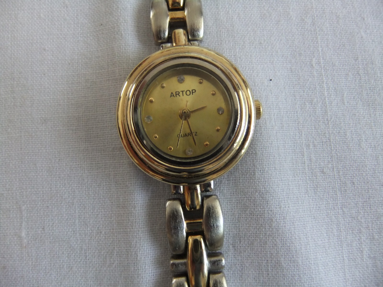Vintage Ladies ARTOP Gold Tone Bracelet Quartz Watch 3ATM