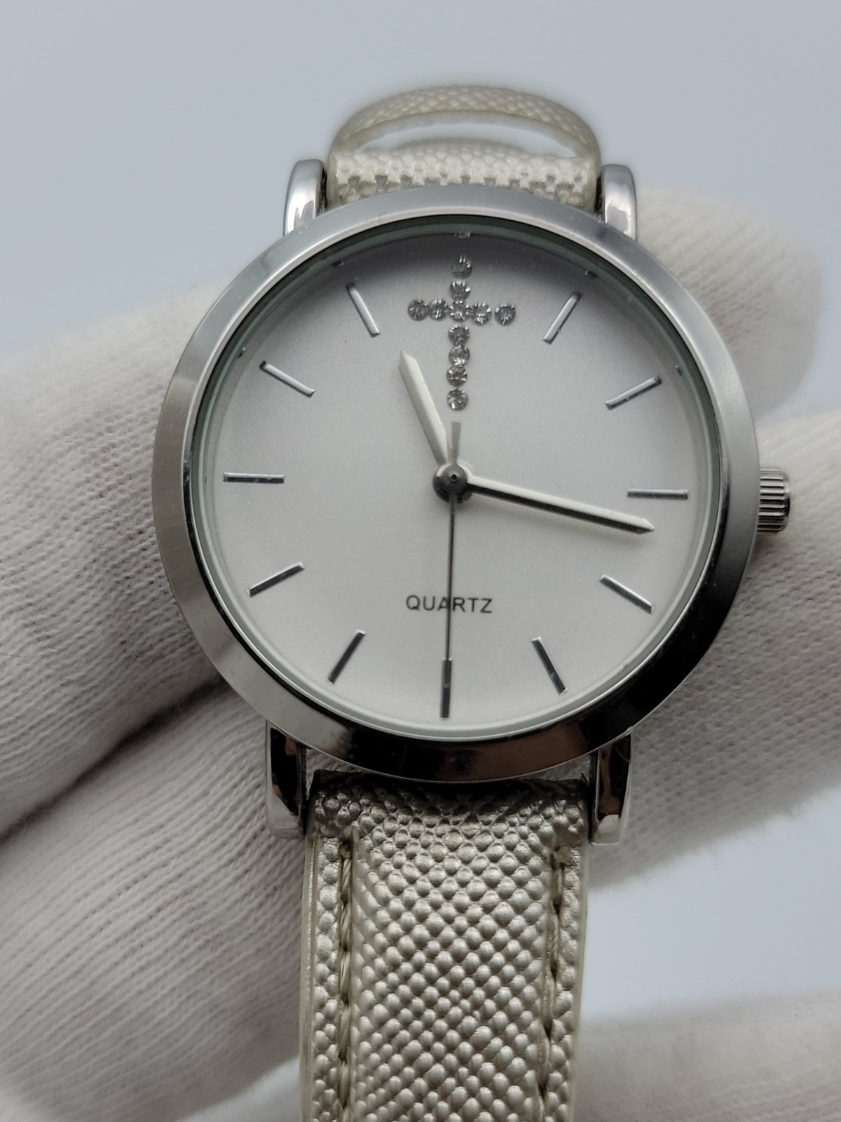 Women Quartz Watch 30mm Cross Dial Silver Synthetic Leather Band 5.76″-7.5″,Runs