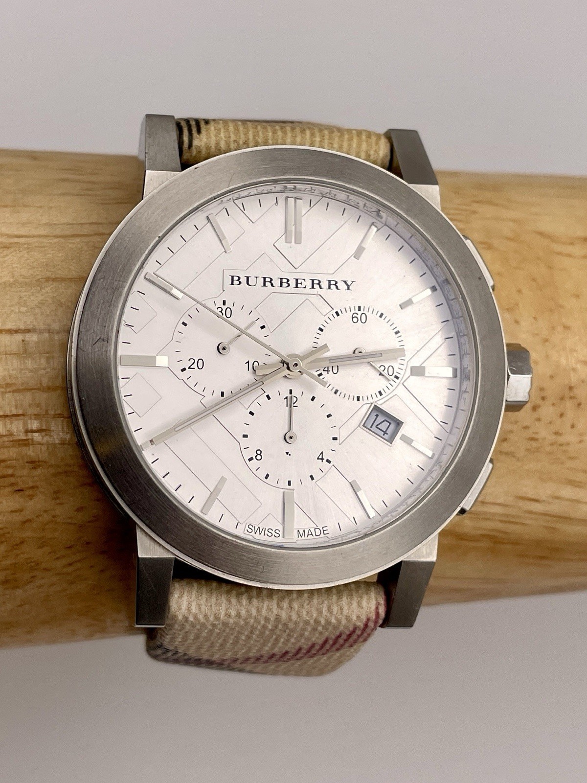 Burberry The City Nova White Swiss Unisex Watch WR 50M BU9357 New Battery