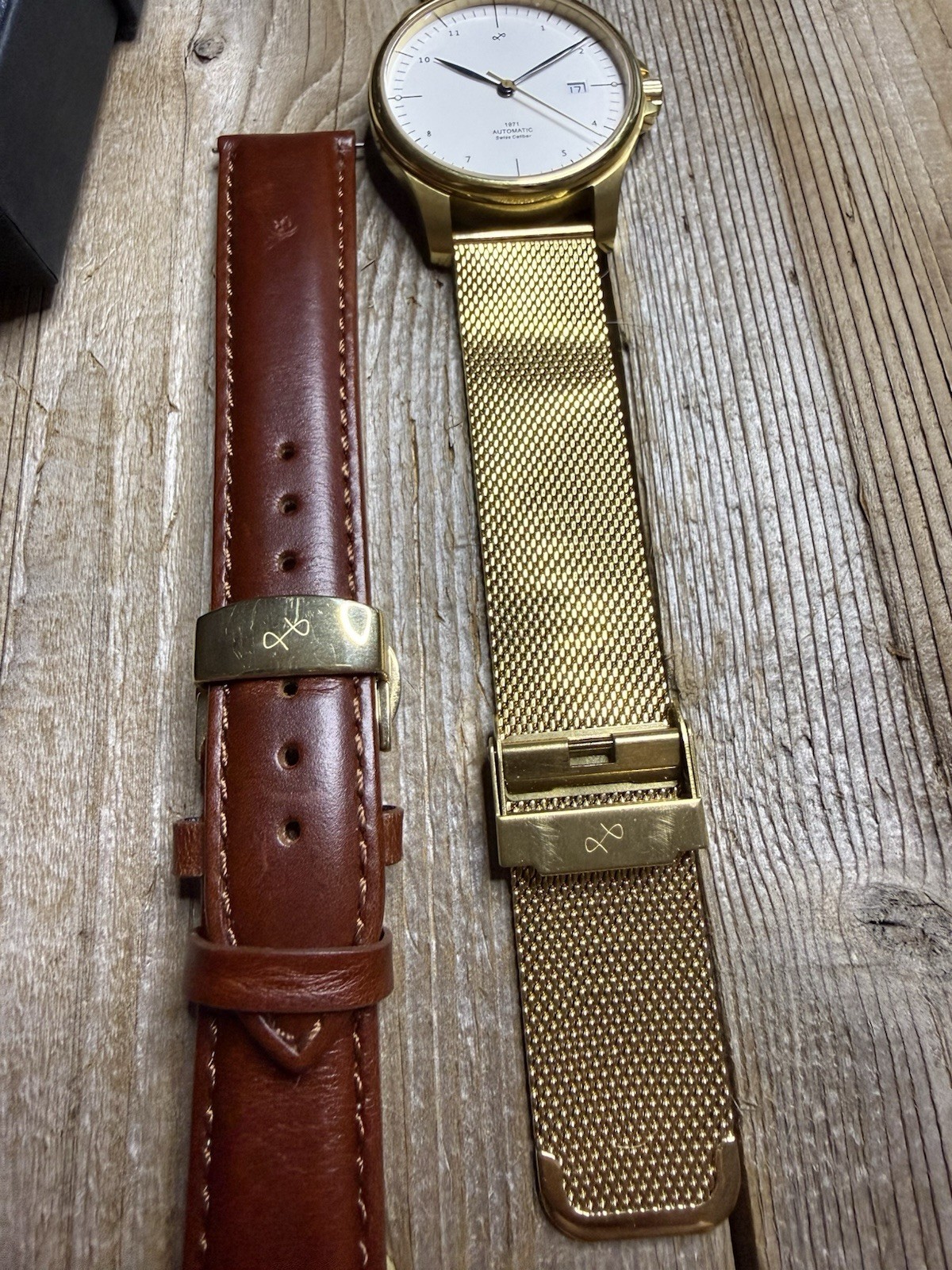 About Vintage (AV88) Gold Tone 1971 Swiss Auto Wristbands 40mm Beautiful.