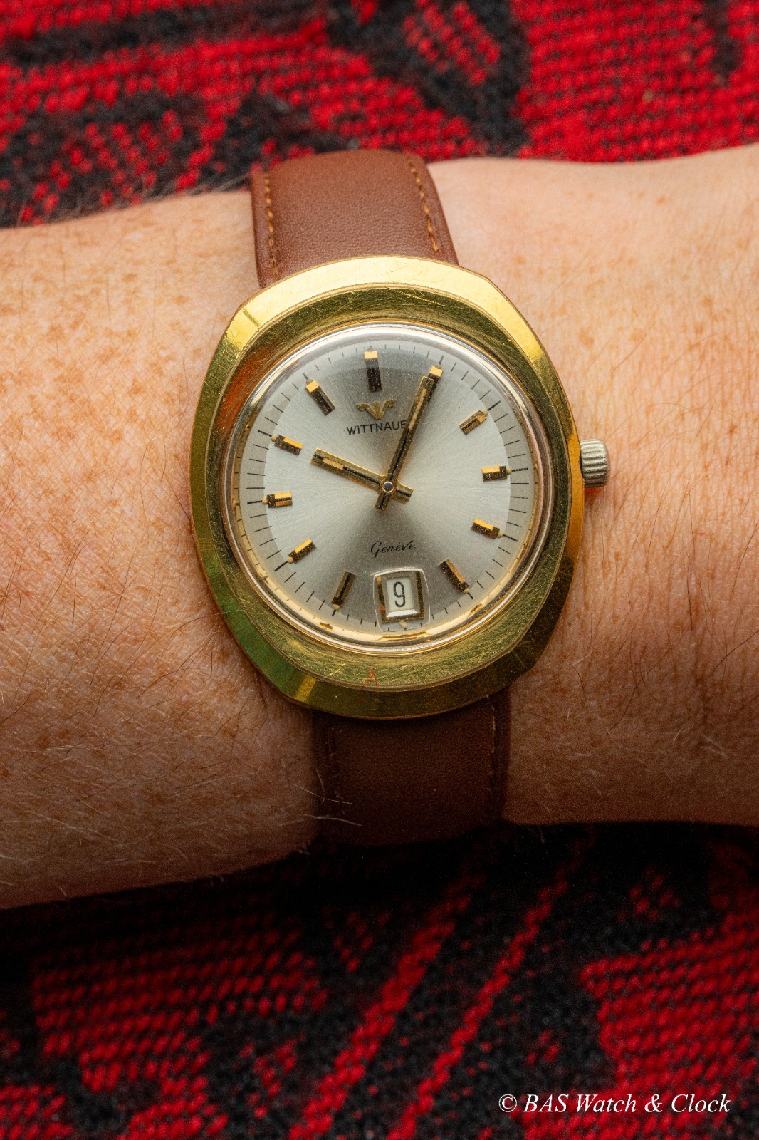 Vintage Wittnauer Geneve Oval Manual Wind Watch Cal.C11K Date Window – Runs Well