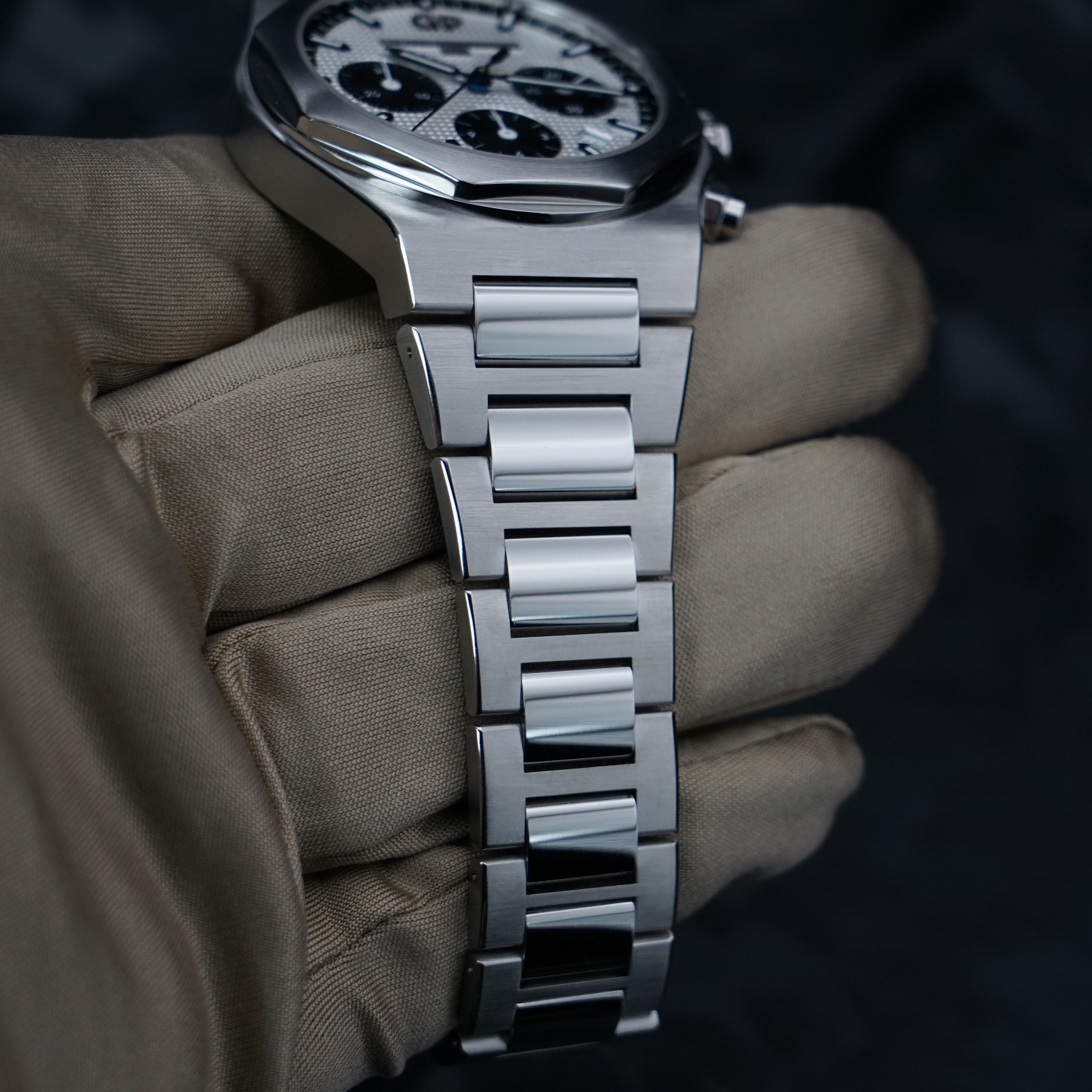 Girard-Perregaux Laureato Panda Chronograph 42mm – 81020-11-131-11A – Full Set