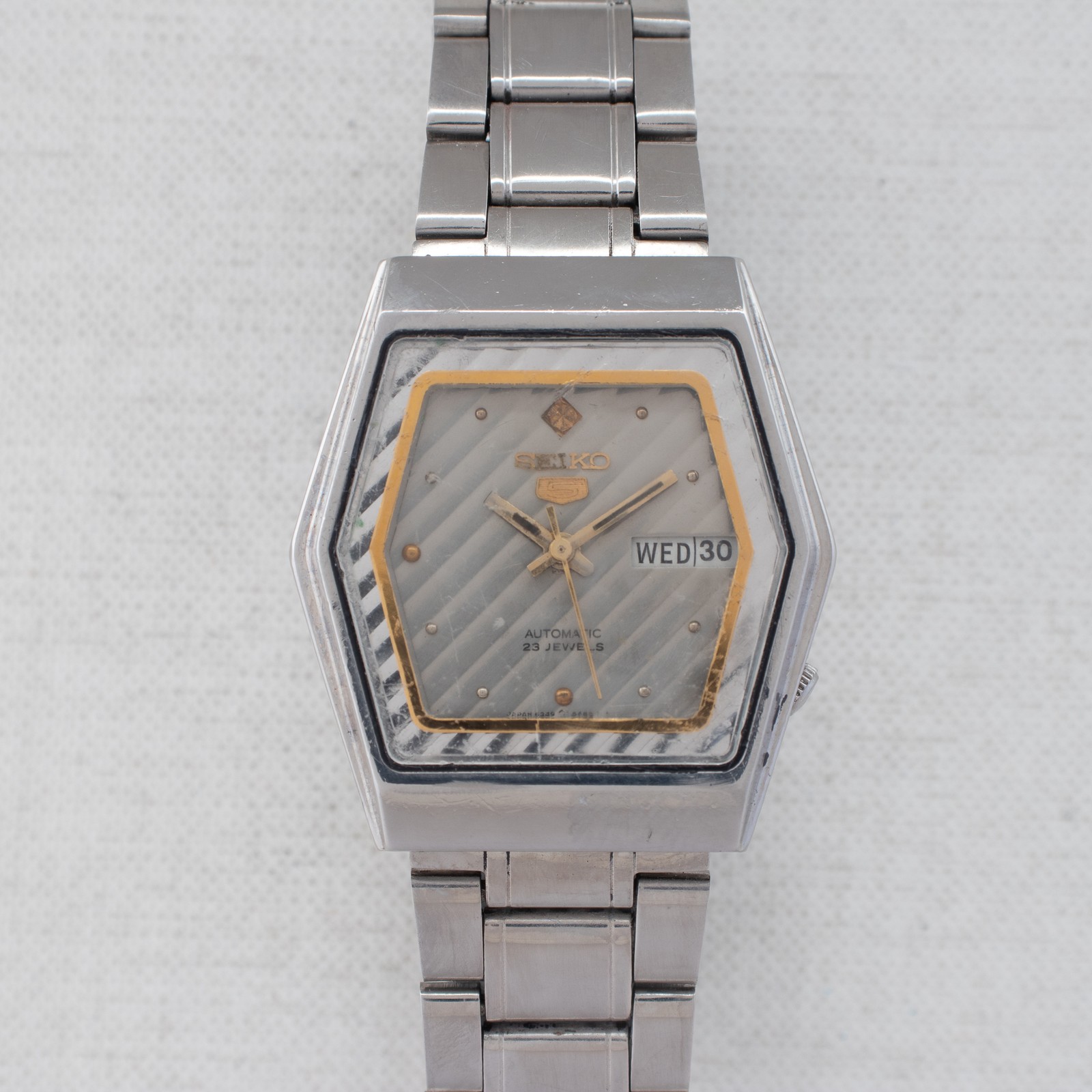 Vintage Seiko 5 Auto 6349-5420 Diagonal Striped Silver Dial Bilingual Day Watch