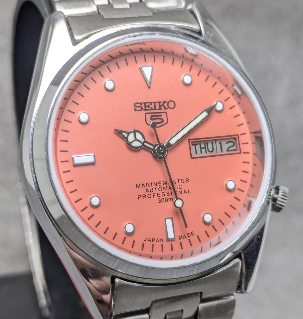Vintage Seiko 5 automatic Day Date Movement No.7009A Japan made men’s watch.