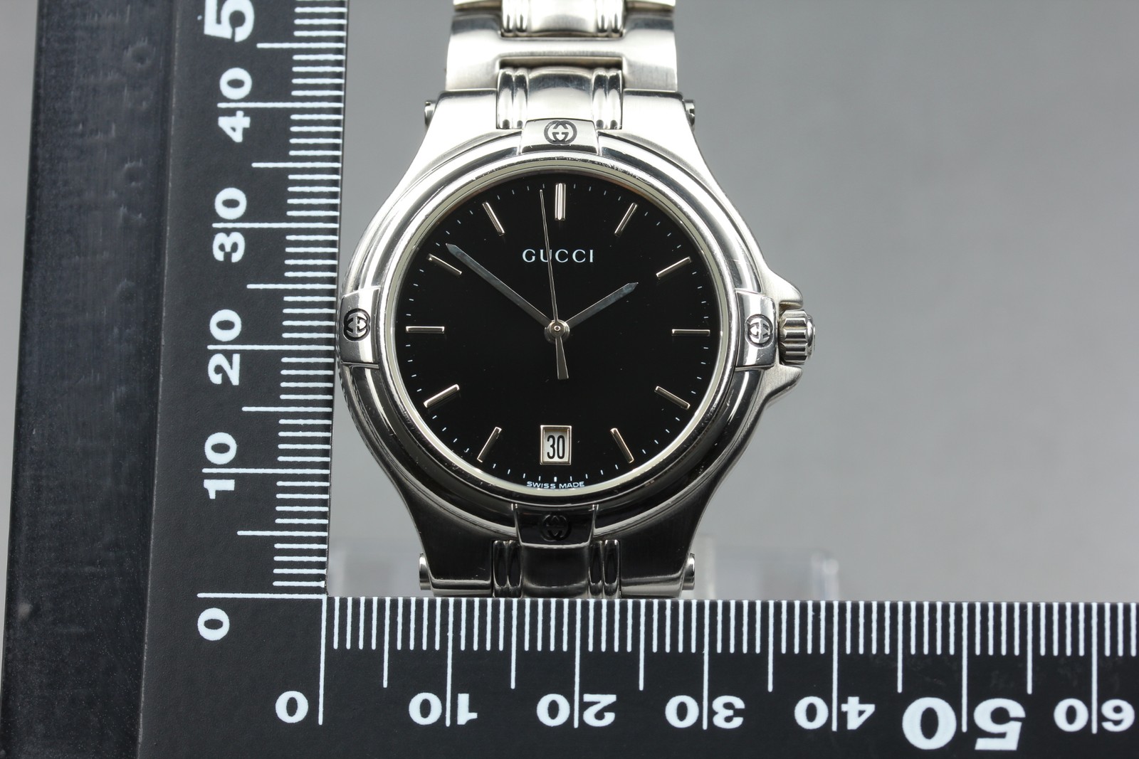 [MINT w/Box] Vintage Gucci 9040M 35mm Black Dial Silver Date Quartz Men’s Watch