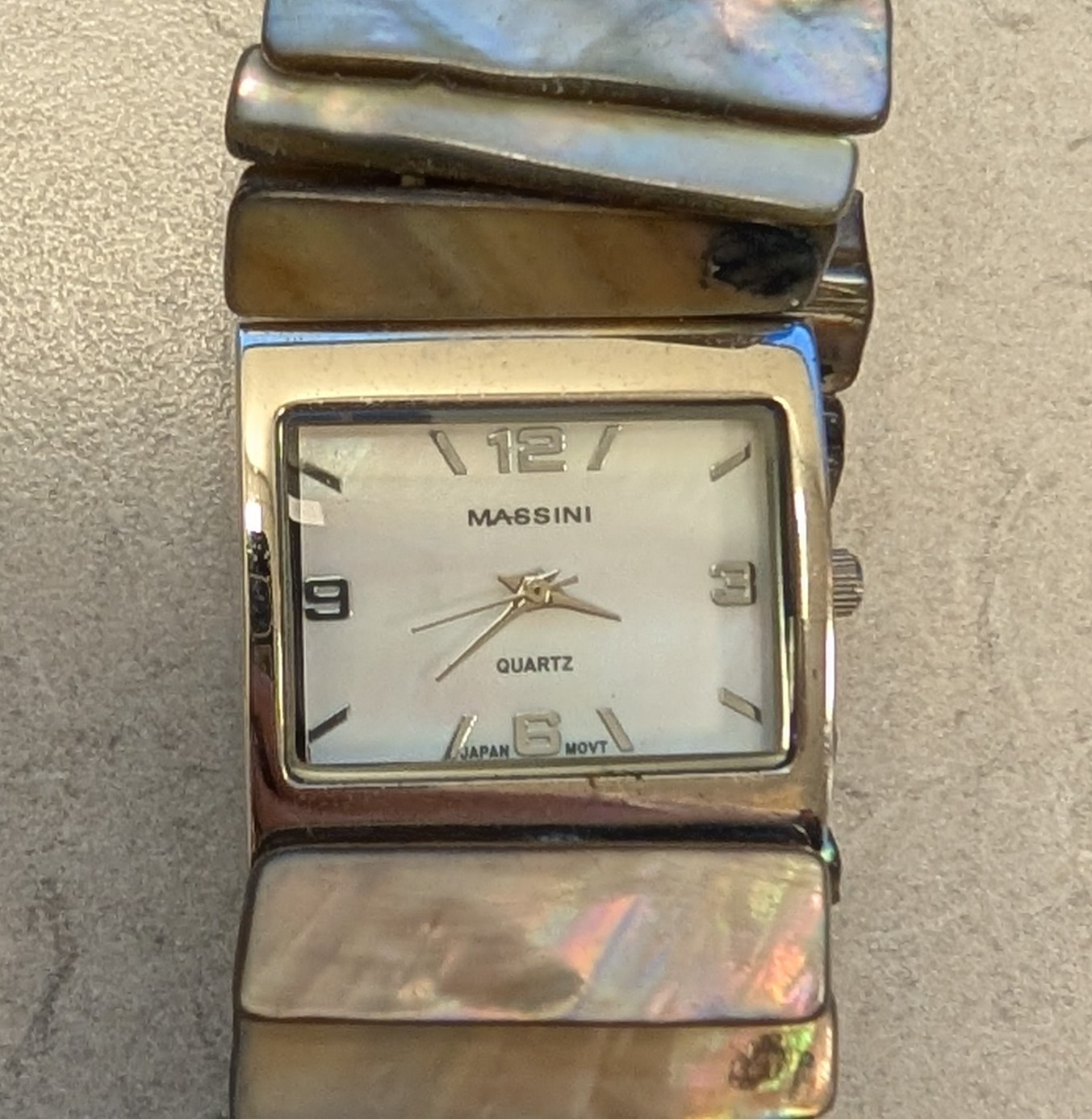 WORKING Massini Silver Tone Mother of Pearl Shell Stretchy Bracelet Watch