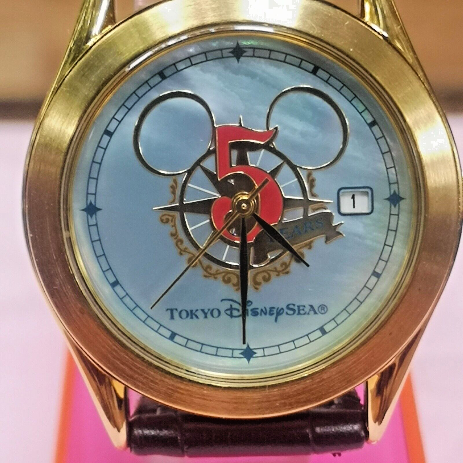Nice Tokyo Disney Sea 5 years men’s Quartz watch. Come with original box.