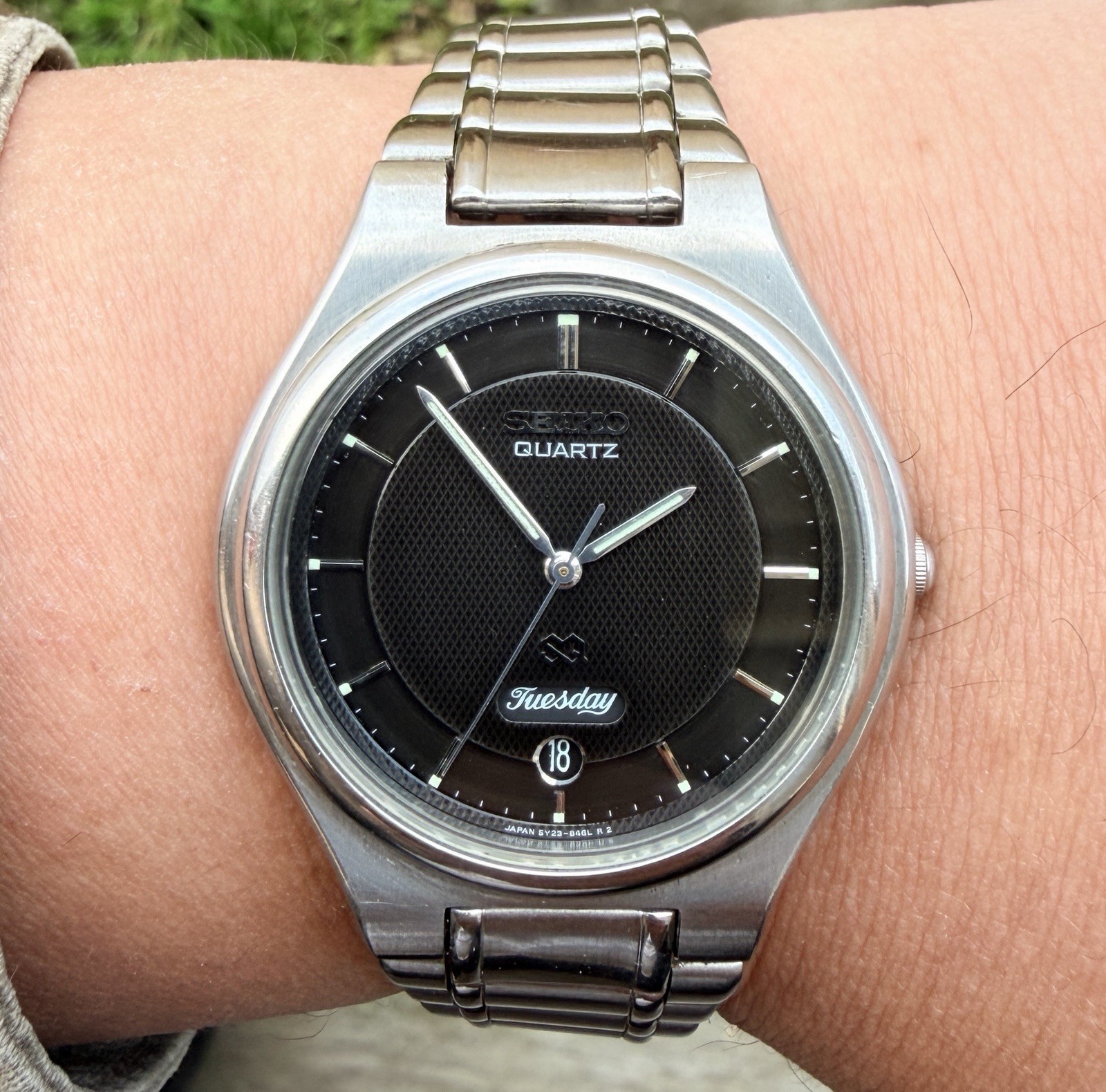 1999 Seiko Quartz SQ 5Y23-8B70 Vintage Day/Date Hobnail Dial